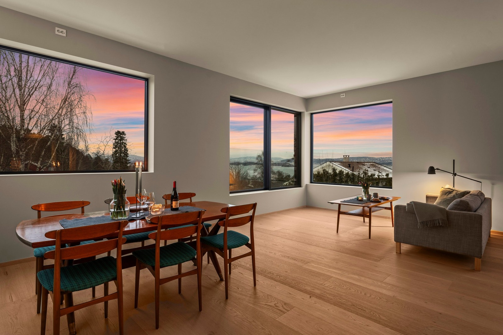 Stuen er luftig med god plass til romslig sofagruppe samt spisegruppe. Galleribilde