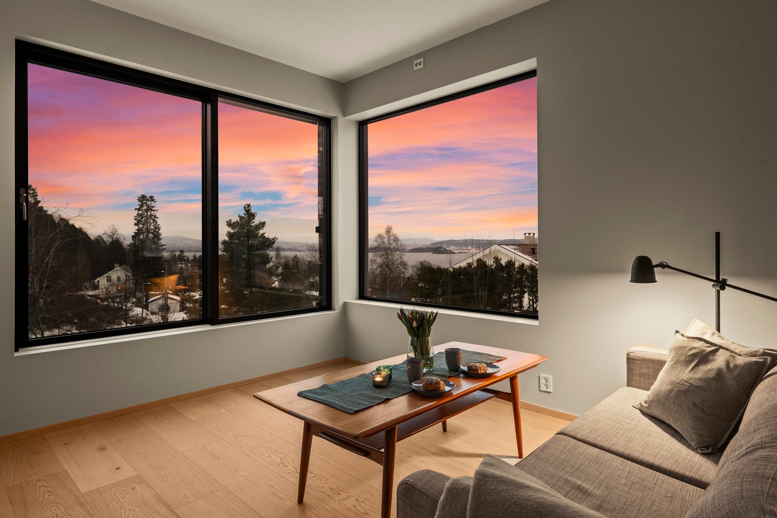 Velkommen til Ringveien 3! En moderne enebolig på Nesodden med fantastisk takterrasse på 51 kvm som fordeler seg over to plan. (Flere av bildene av stue/kjøkken er digitalt møblert). Foto: Noah Spange. Galleribilde