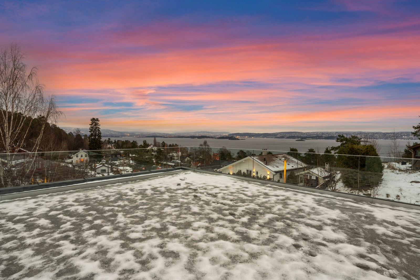 Fantastisk takterrasse på 51 kvm med sol fra morgen til sen kveld. Rekkverket er i glass som gir en eksklusiv og luftig følelse. Galleribilde