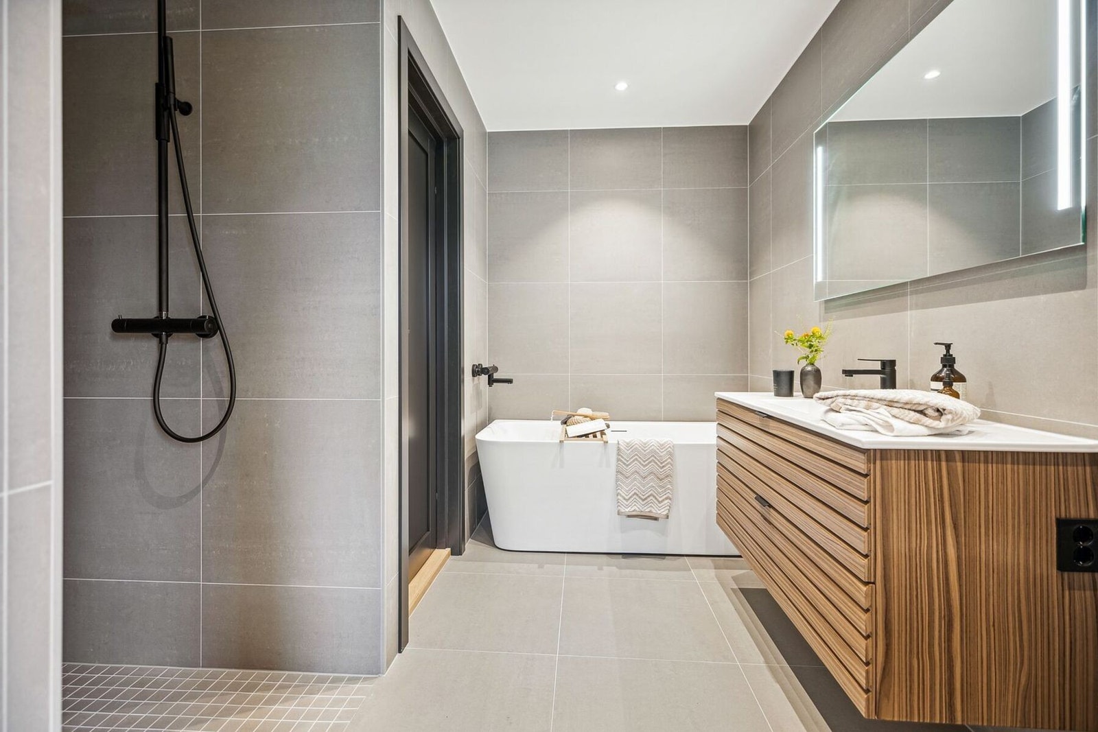 Delikat flislagt baderom fra 2024 med varme i gulv. Galleribilde