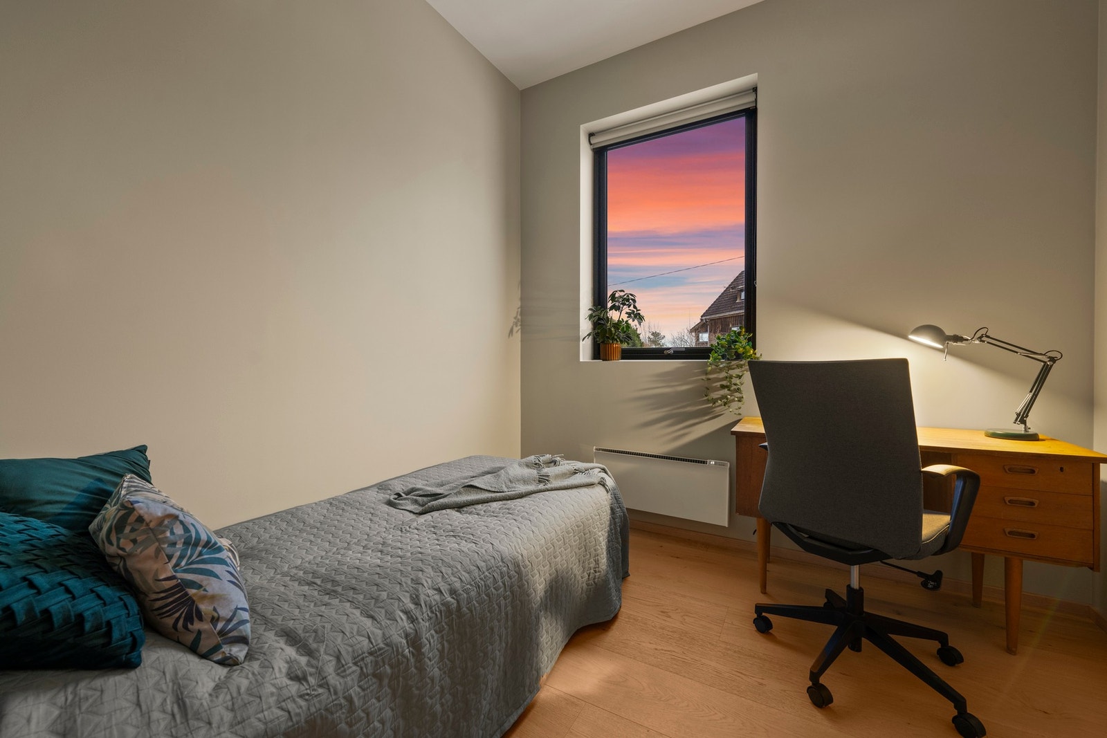 Alle soverommene tilbyr plass til både seng og garderobeskap. Galleribilde