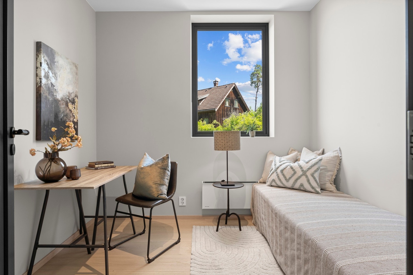 Videre er soverommene innredet med elegant parkettgulv og moderne, malte overflater. Galleribilde