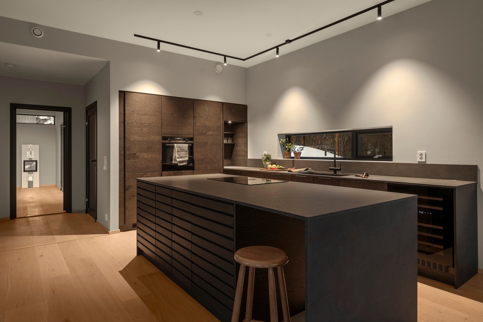 Kjøkkenet er utstyrt med integrerte hvitevarer som induksjonstopp med innebygget kullfilterventilator, stekeovn, oppvaskmaskin, eksklusivt vinskap og kjøleskap med fryser. Galleribilde