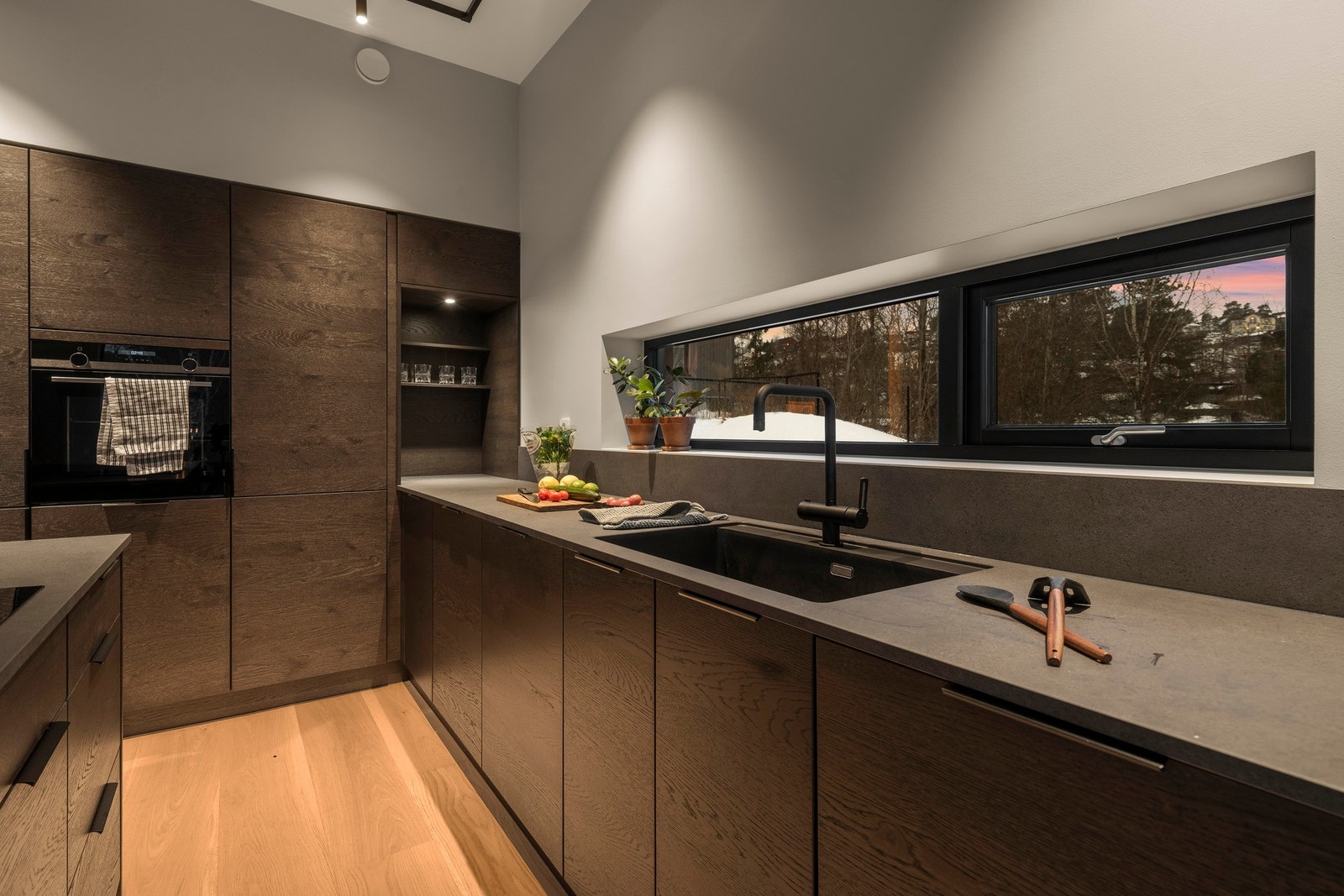 Det er rikelig med skap- og benkeplass på kjøkkenet. Galleribilde