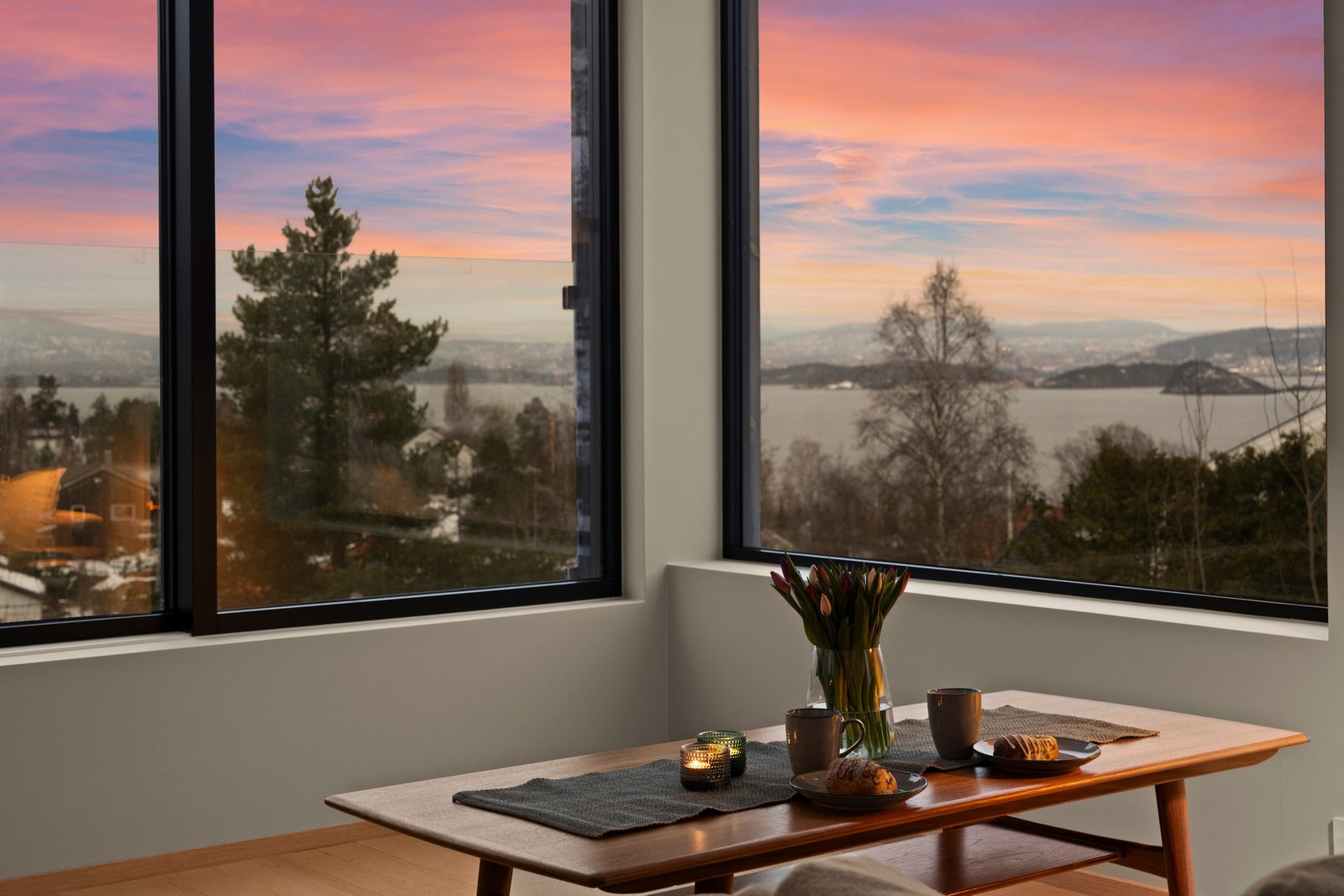 Utsikt mot fjorden fra kjøkkenet/stuen. Galleribilde