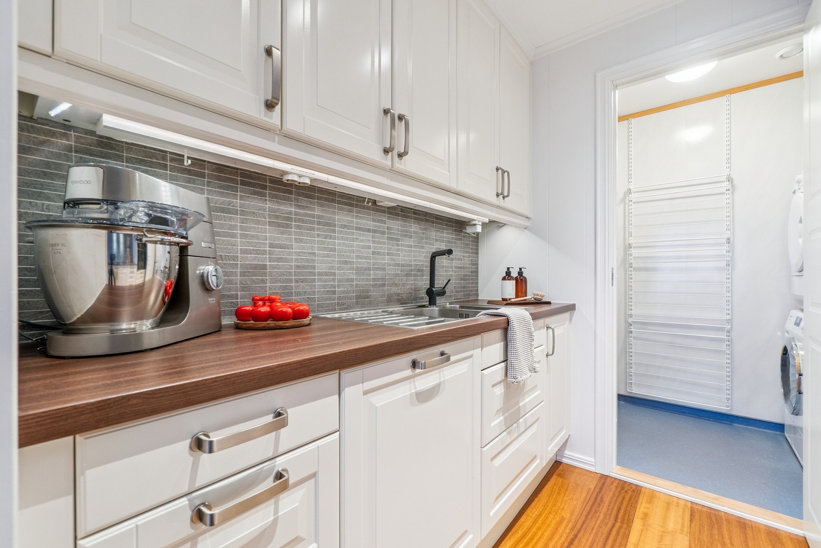 Fra kjøkkenet har du videre adkomst til et eget vaskerom med plass for både vaskemaskin og tørketrommel. Galleribilde