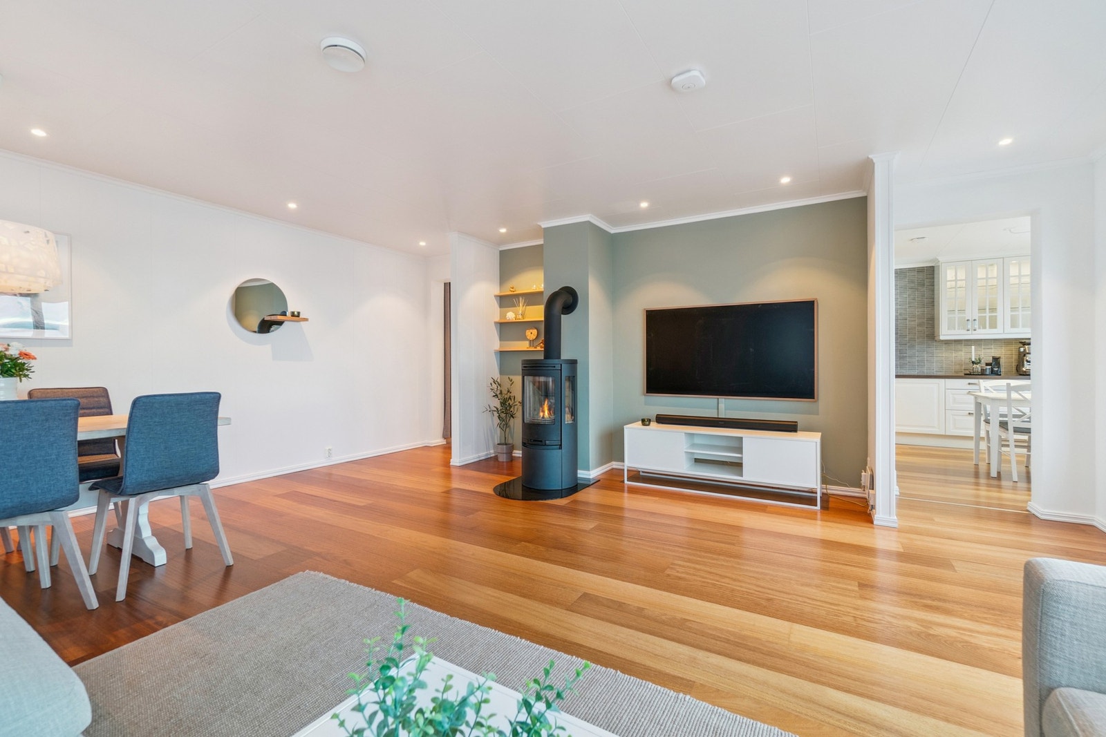 I stuen er det malt en kontrastvegg som bryter fint opp med de lyse veggene. Galleribilde