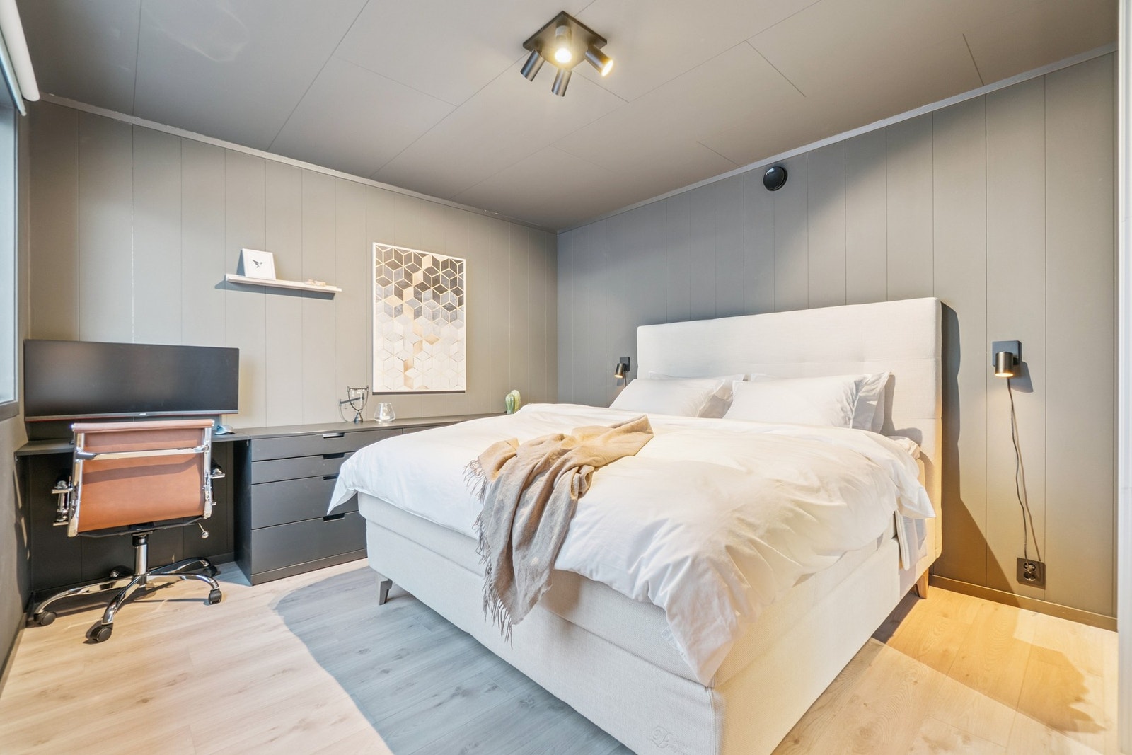 Boligen har tre romslige soverom som alle er praktisk plassert på samme plan som badet. Galleribilde