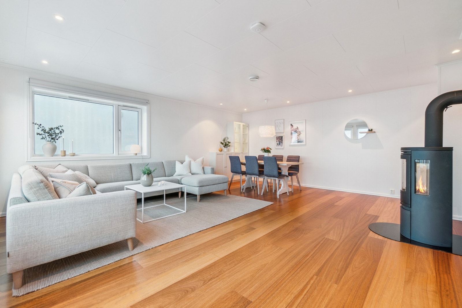 Stuen er enkel å møblere, og den gode størrelse gjør at du kan møblere i ulike soner. Galleribilde