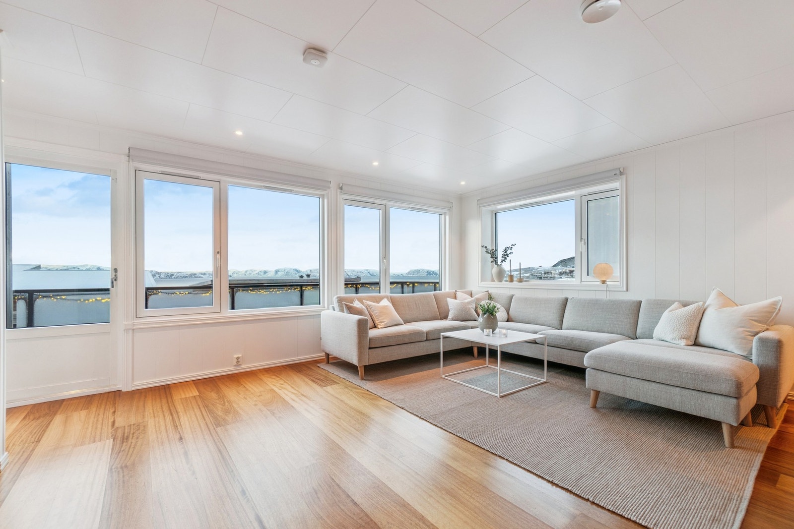 Stuen fremstår lys og luftig takket være lyse fargevalg og store vindusflater som slipper inn rikelig med naturlig lys. Galleribilde