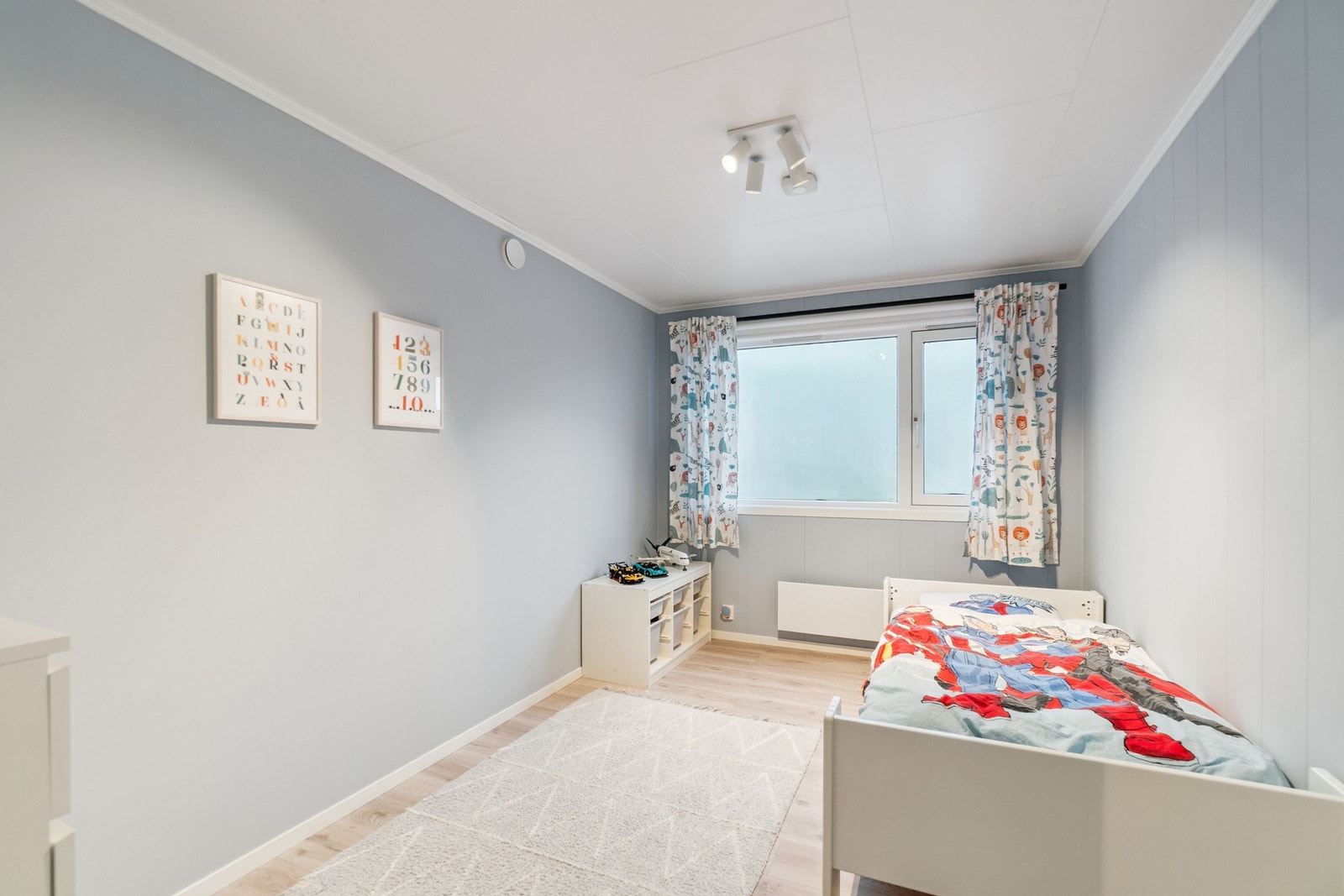 På det siste soverommet er det lagt nytt gulv, isolert mellom rommene og montert walls2paint på deler av veggene. Dette ble gjort i 2019. Galleribilde