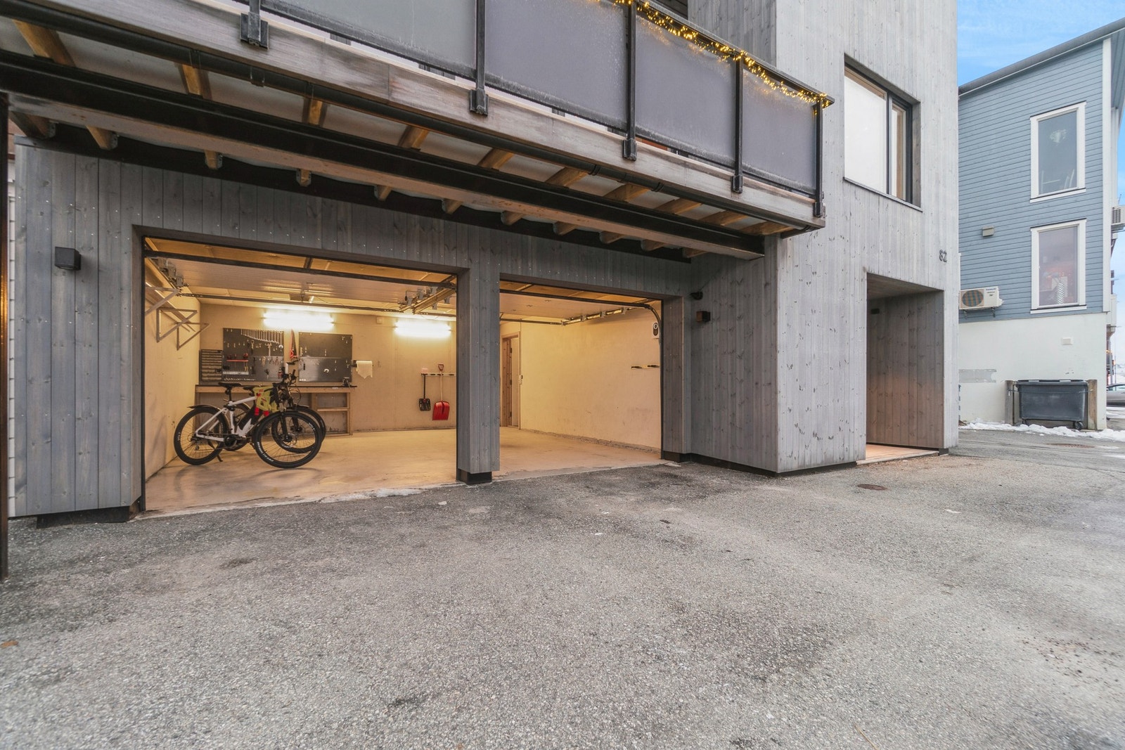 Her får du en oppgradert og moderne enebolig fra 2005 med dobbelgarasje og attraktiv beliggenhet. Galleribilde