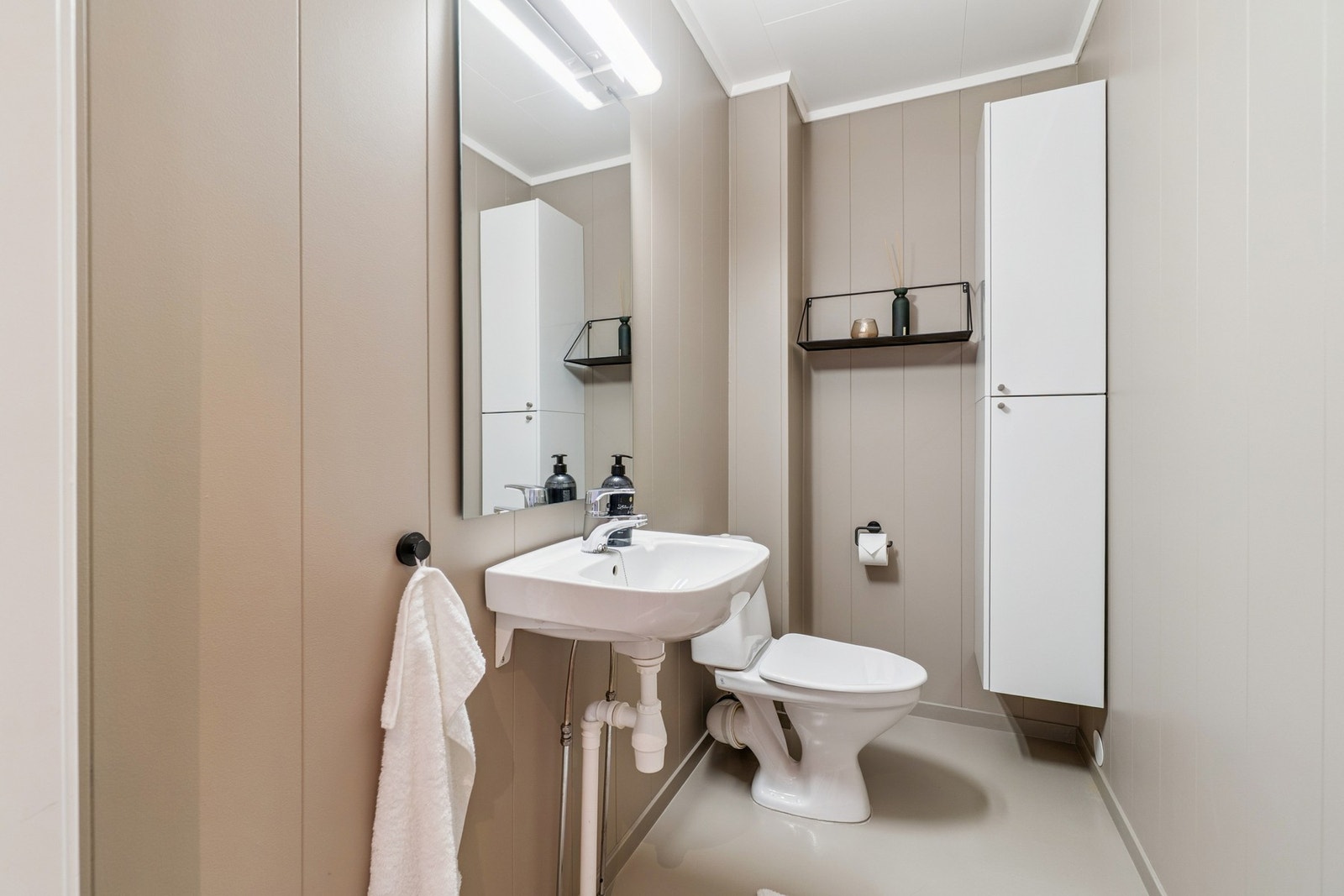 På samme plan som stue og kjøkken har du et praktisk toalettrom slik at du slipper å bevege deg mellom etasjene. Galleribilde