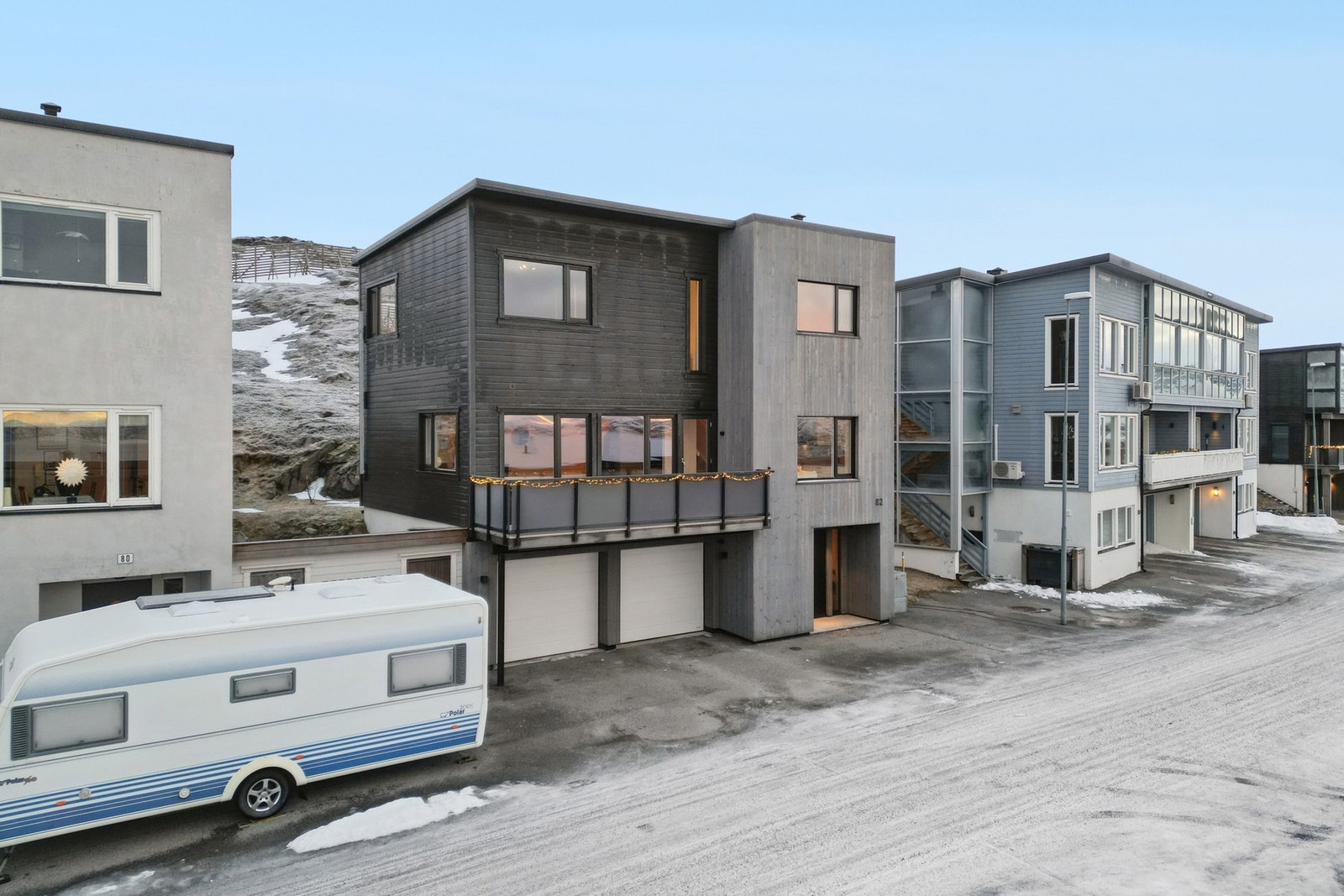 I 2019 ble det satt inn nye garasjeporter, og i 2023 ble det lagt nytt panel over deler av huset som tidligere var mur Fasaden gir et pent og gjennomført inntrykk. Galleribilde