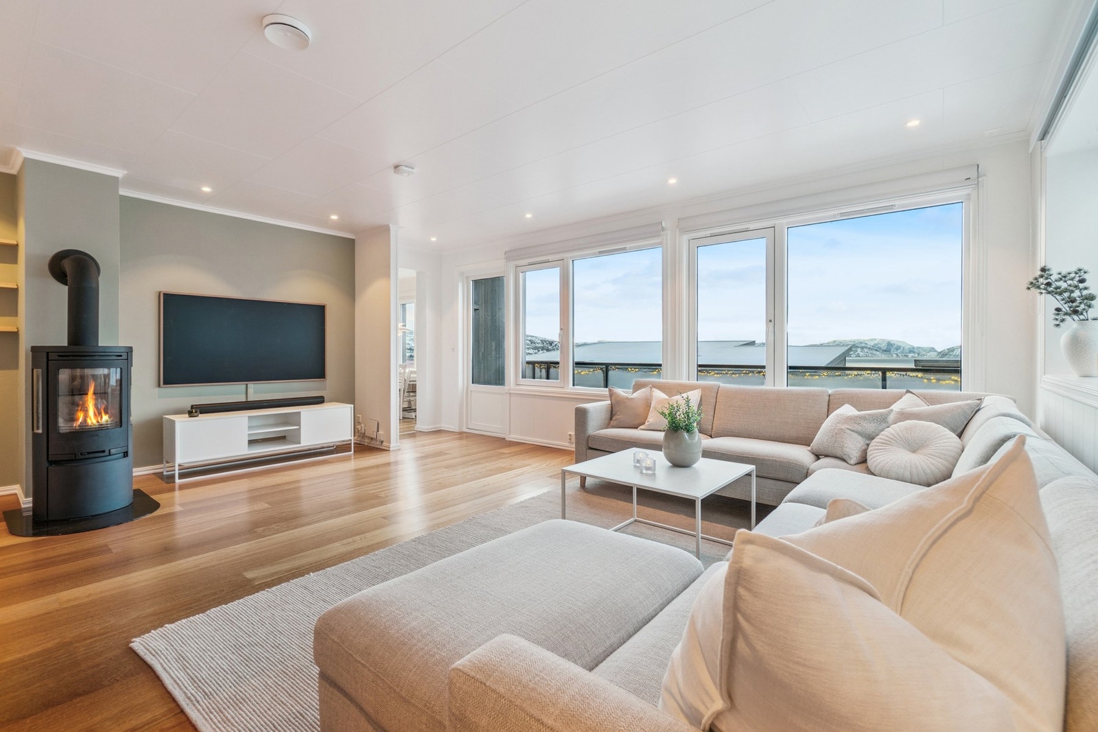 Boligen har både vannbåren varme og luft-til-luft varmepumpe. I tillegg har du vedovn for ekstra varme og hygge på kalde vinterdager. Galleribilde