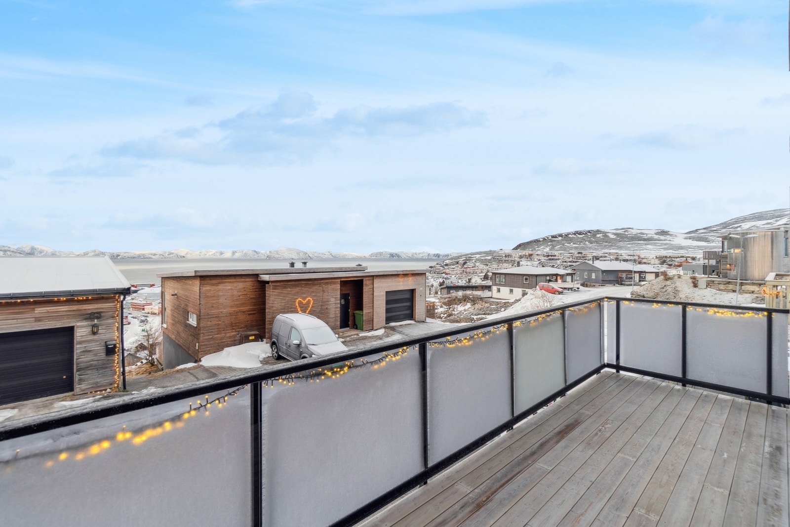 Fra stuen har du adkomst til balkong med gode solforhold og utsikt. I 2023 ble det satt inn nytt rekkverk i glass og lagt nye terrassebord. Galleribilde