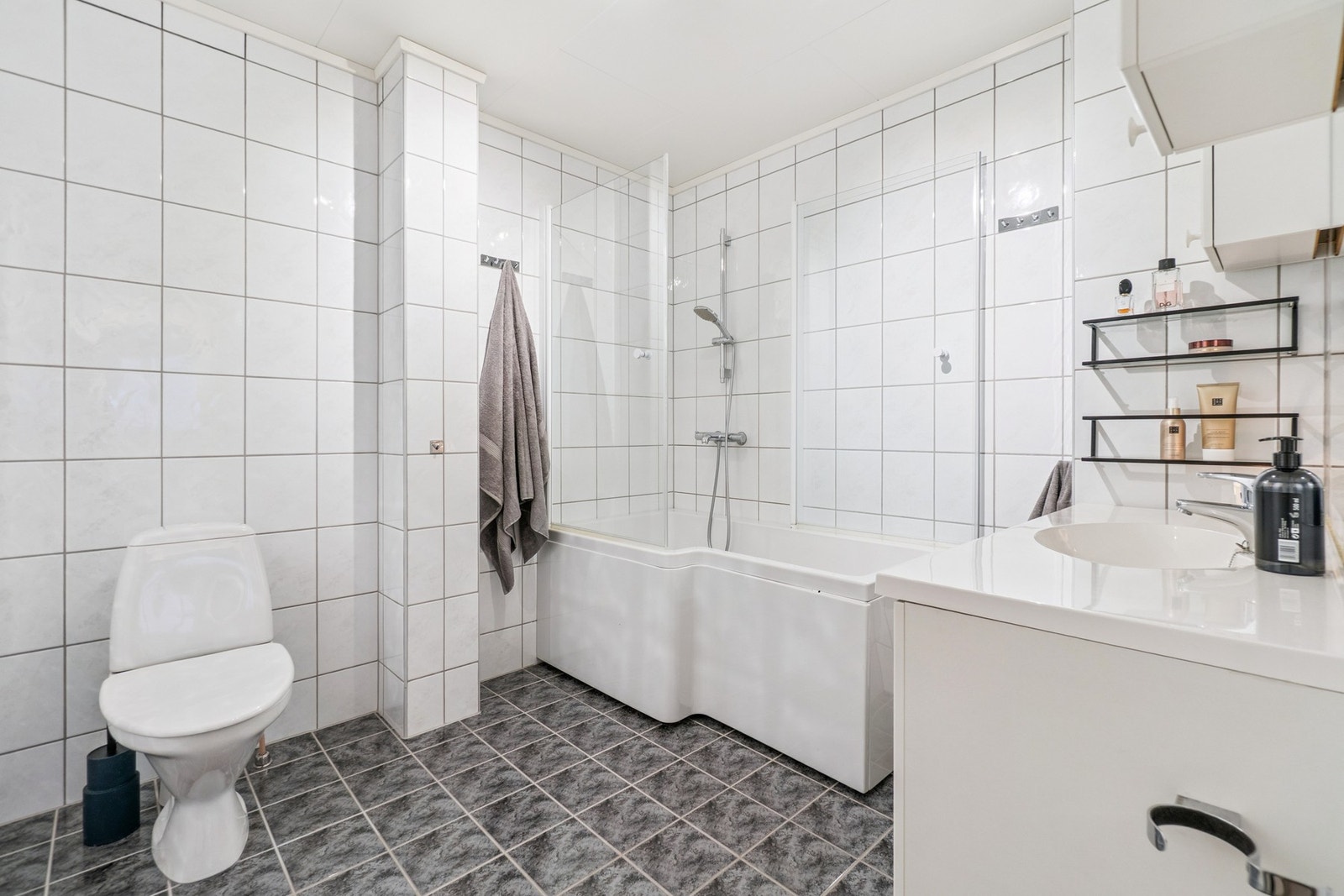 I 2019 ble det satt inn badekar med dusjvegger, og byttet blandebatteri. Galleribilde