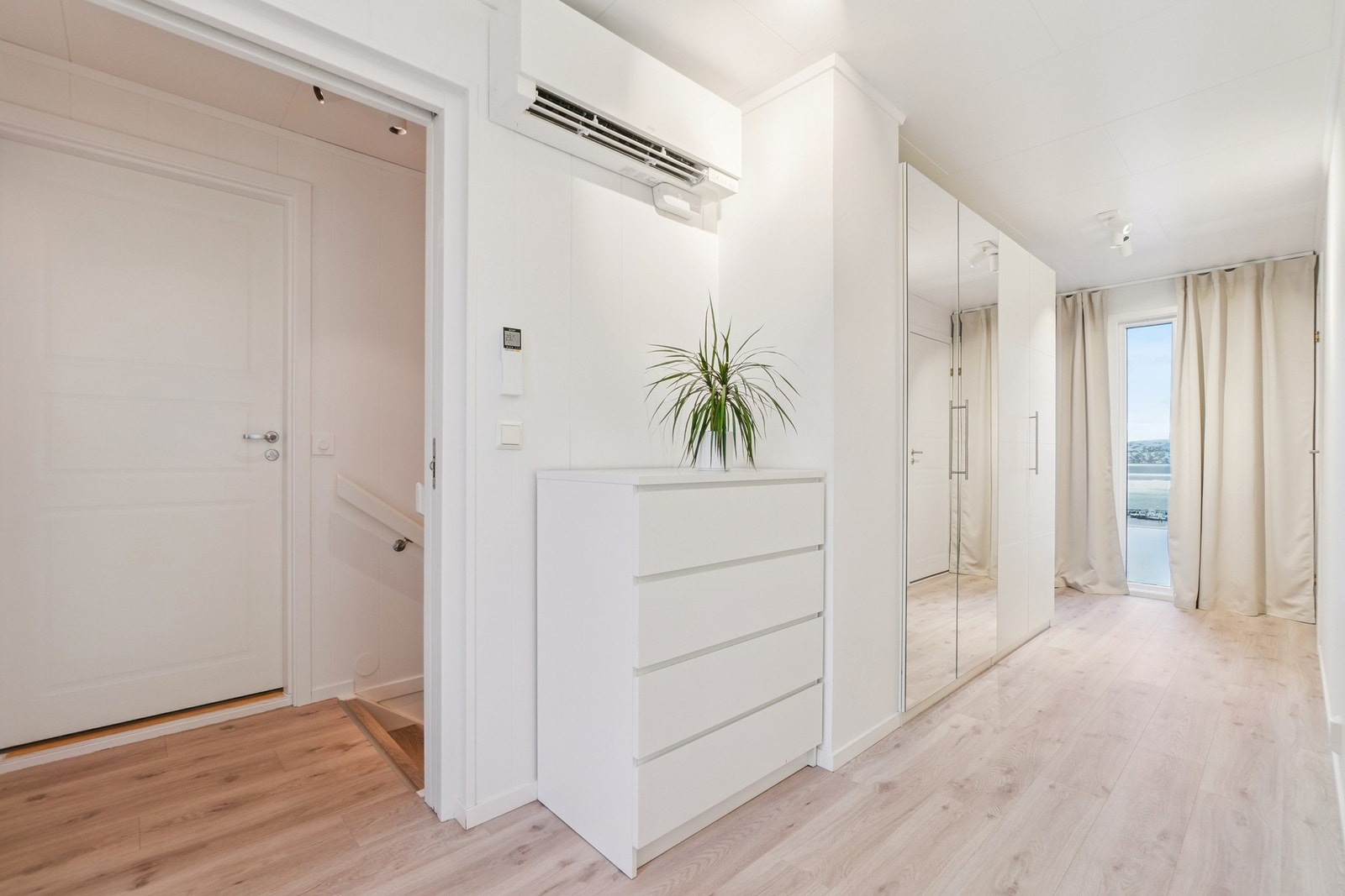 I gangen mellom soverommene ble det i 2019 fjernet en skillevegg for en romsligere følelse. Det ble også lagt nytt gulv, satt inn skyvedør og ny garderobeløsning. Galleribilde