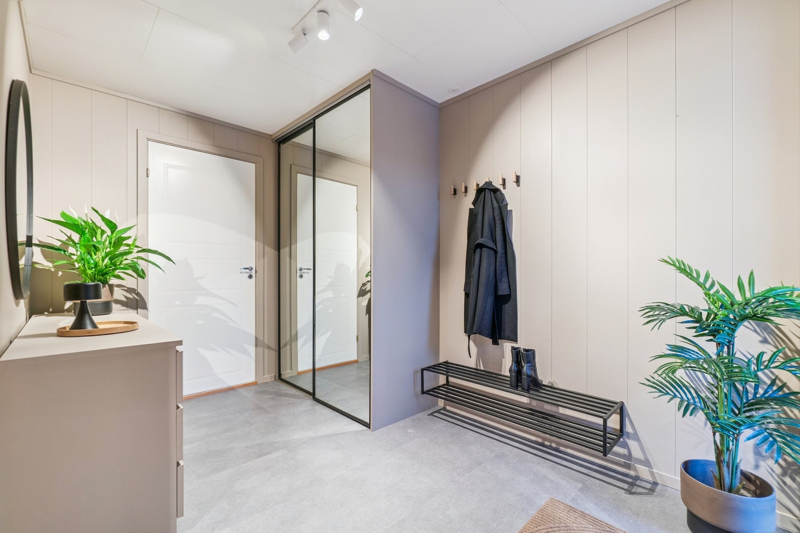 Fra entréen har du videre adkomst til bod/teknisk rom, og tørrskodd adkomst til garasjen. Galleribilde