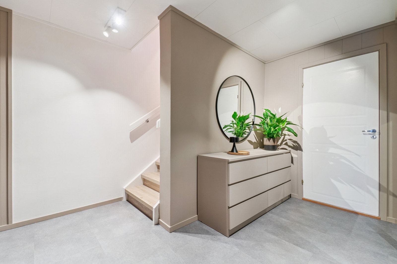 Når du kommer inn i boligen møtes du av en romslig entré med delikate fargevalg. Entréen ble pusset opp i 2024 med nytt gulv og malte overflater. Galleribilde