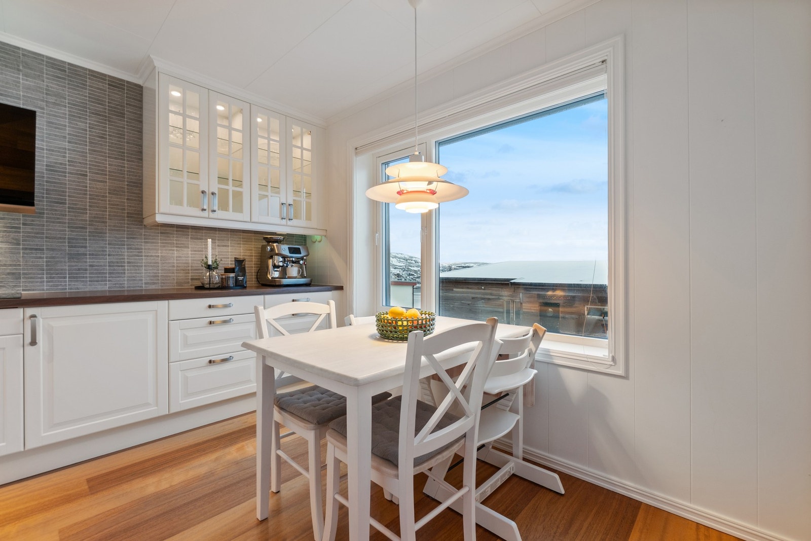 Kjøkkenet ligger delvis adskilt fra stuen, og her har du også plass for spisebord. I 2023 ble det satt inn nytt vindu som sørger for naturlig lysinnslipp. Galleribilde