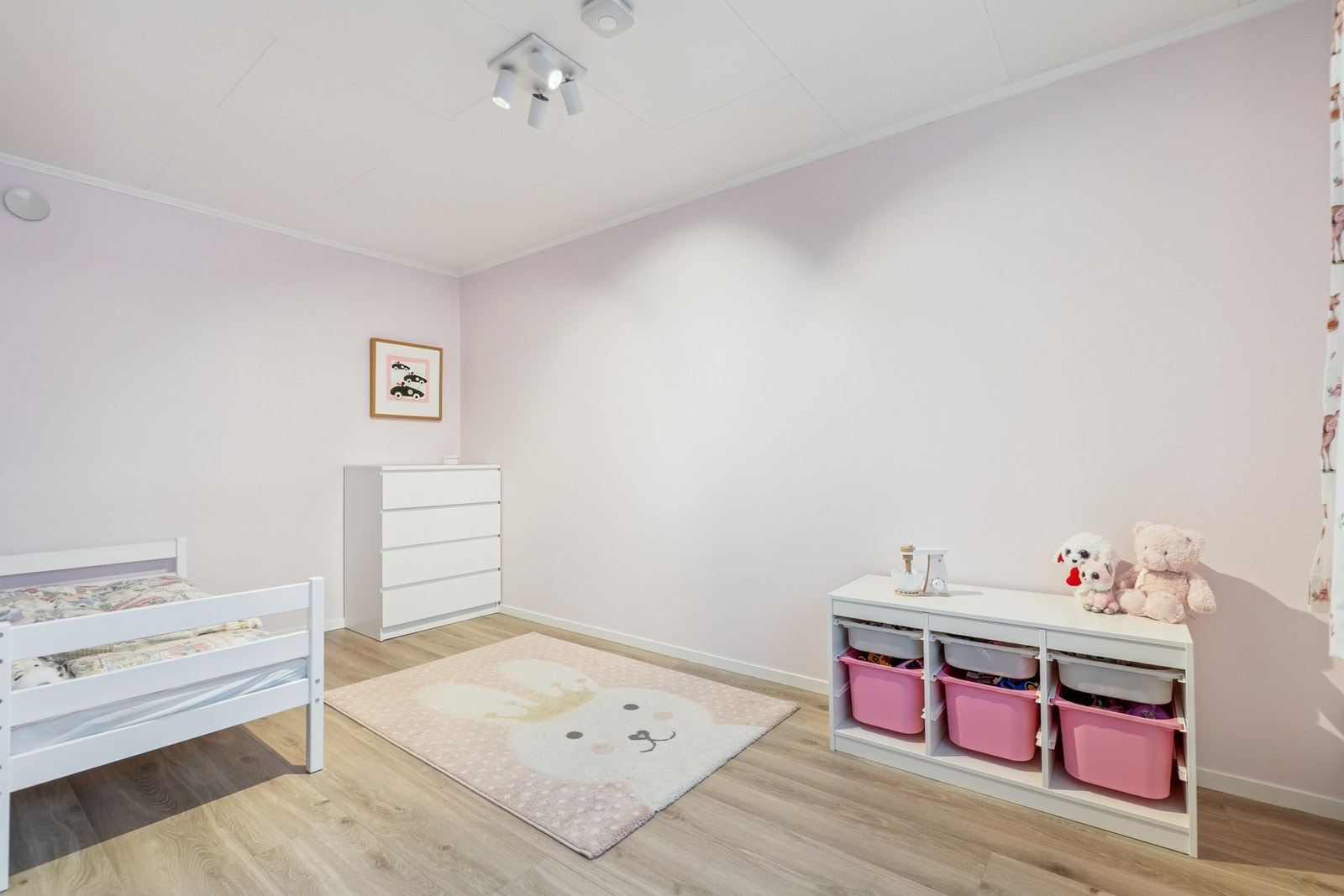 Dette soverommet ble pusset opp i 2017 med nytt gulv og walls2paint på veggene. Det ble samtidig lagt inn isolasjon og gipsplater for støydemping mot badet. Galleribilde