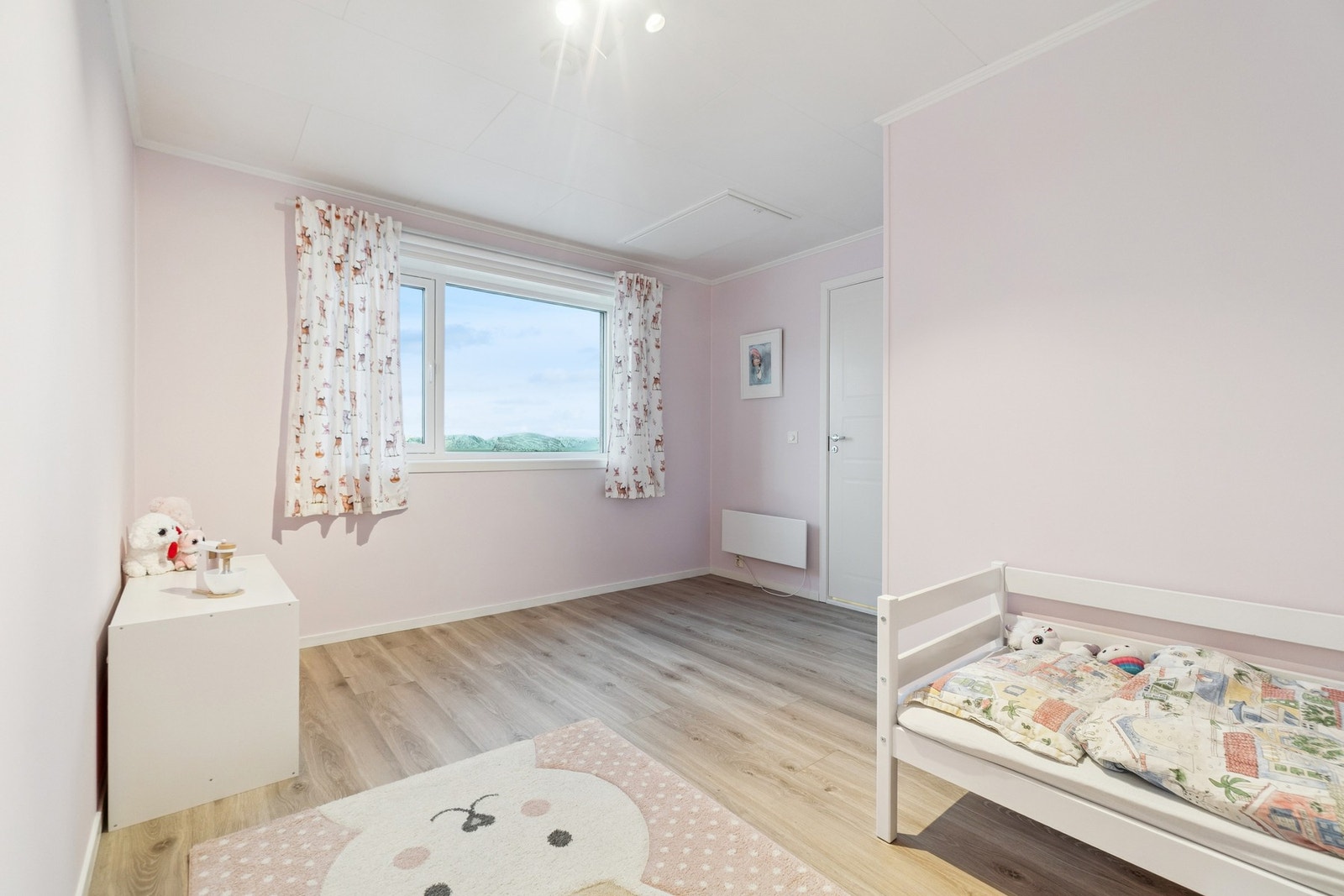 Det ble satt inn isolert loftstrapp i tak i 2017, og nytt vindu i 2023. Galleribilde