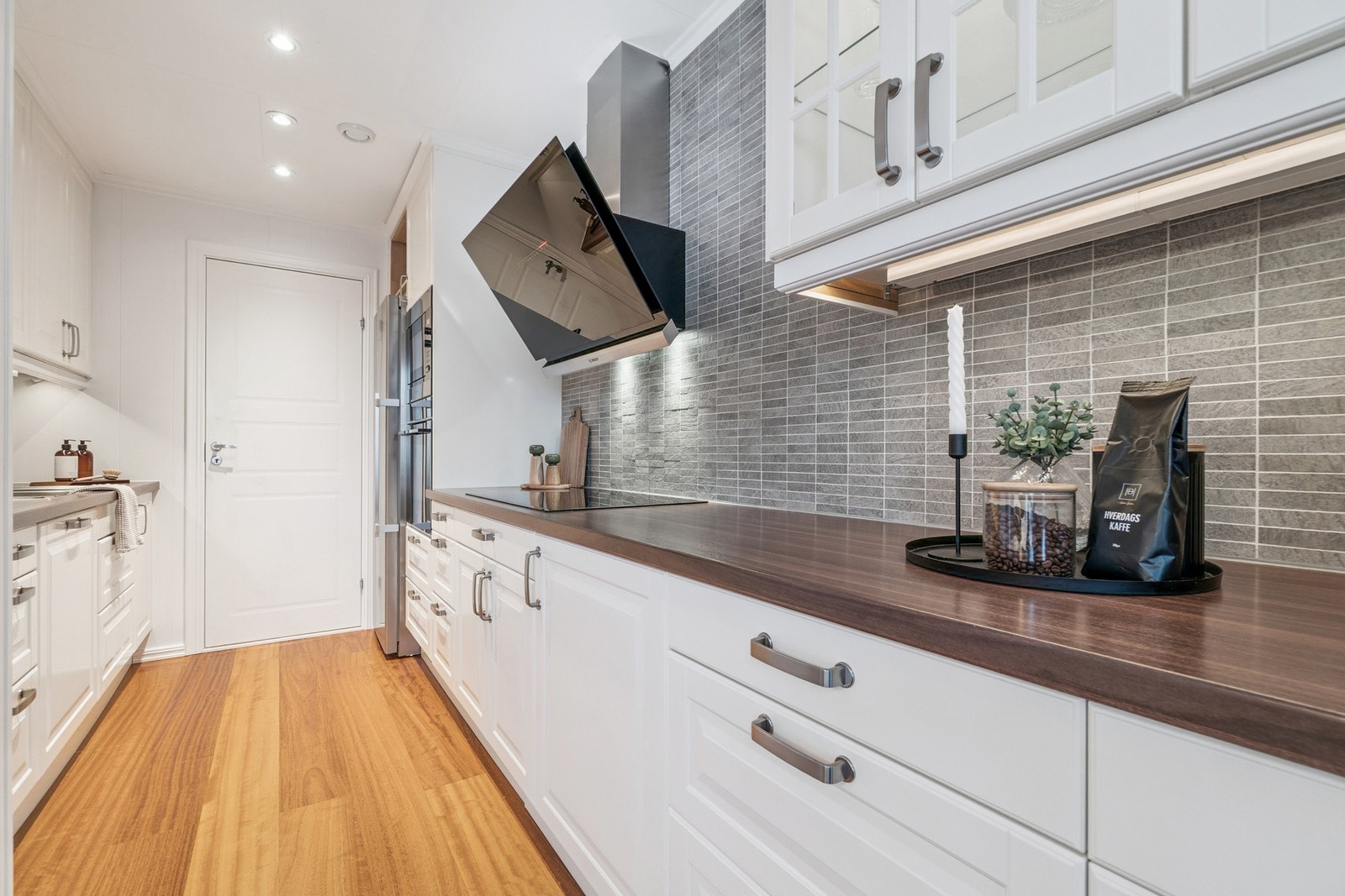 Kjøkkeninnredningen er fra 2011, men fremstår velholdt, og har tidløse fargevalg. Hvitevarene er byttet ut de senere årene. Galleribilde