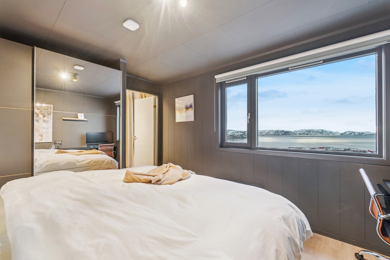 Hovedsoverommet ble pusset opp i 2019. Da ble det lagt nytt gulv, malt vegger og tak i mørkere farge og satt inn ny garderobe. Galleribilde