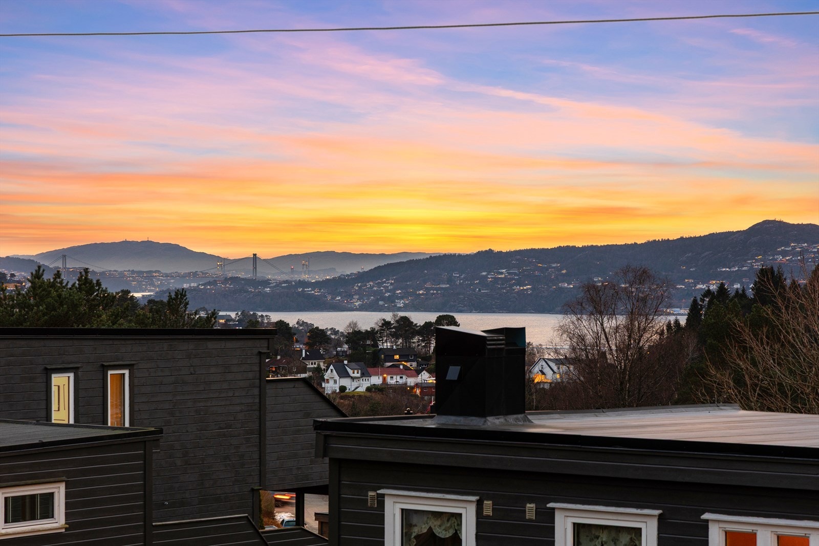 Altanen nyter godt av et fint sjøgløtt samt utsyn mot Askøybroen i det fjerne. Galleribilde