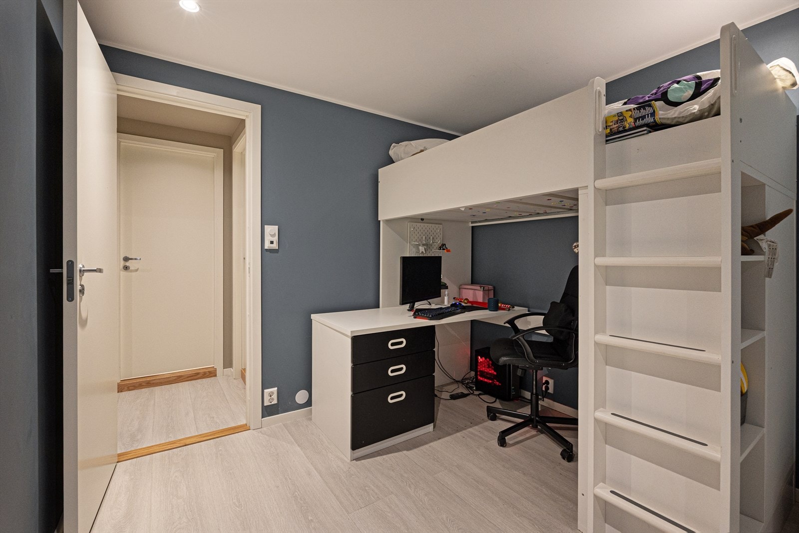 Et trivelig rom som enkelt kan tilpasses barn i alle aldre, med plass til seng, skrivebord og oppbevaring. Galleribilde