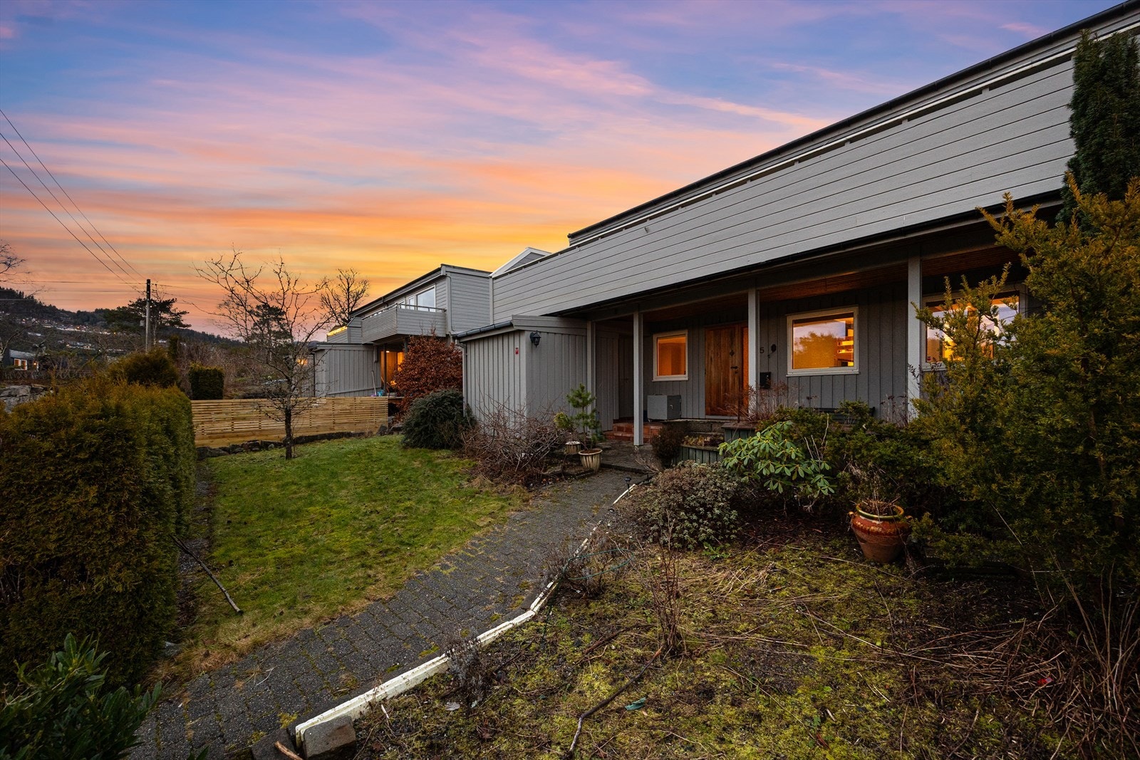 Koselig og skjermet inngangsparti som gir en god og privat ankomst til boligen. Galleribilde