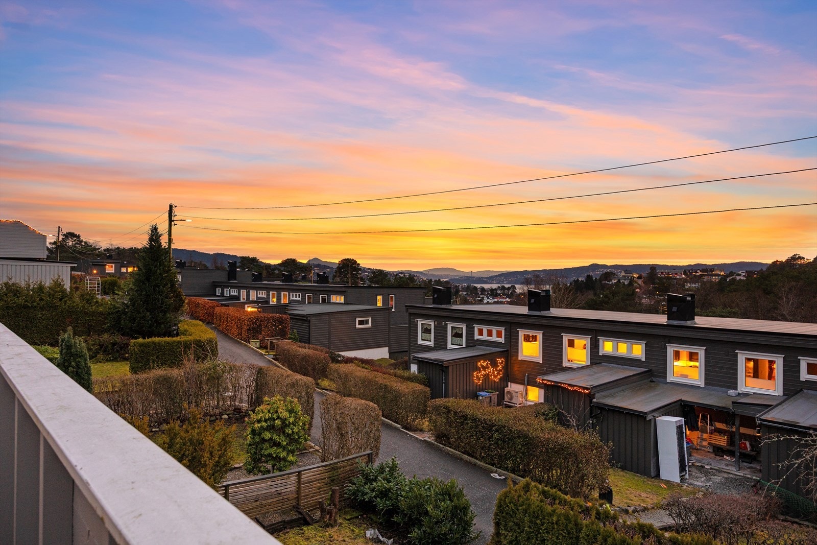 Et vesentlig oppgradert og innbydende enderekkehus med god romfølelse, solrik beliggenhet og garasje. Galleribilde