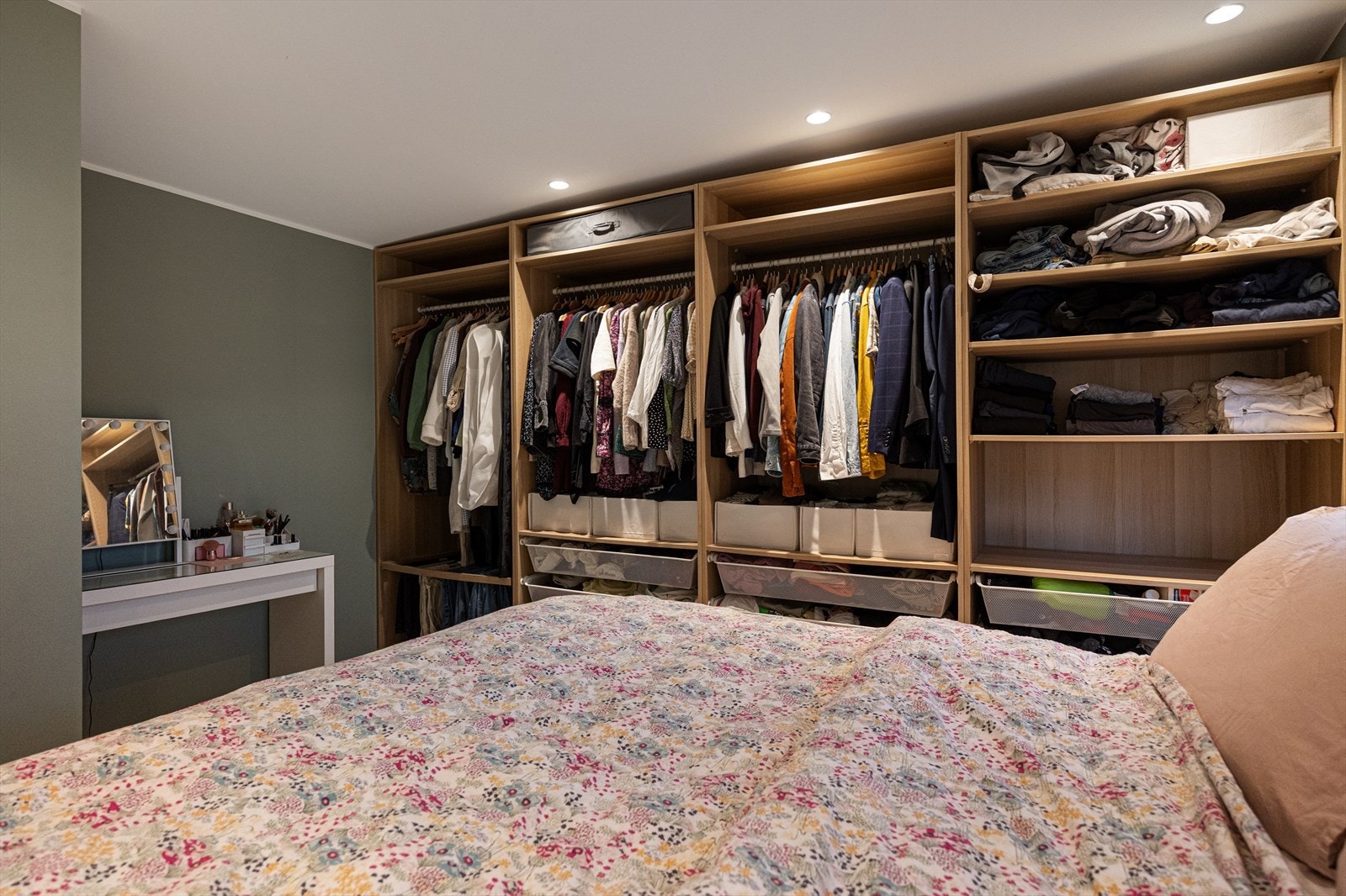 Rommet måler ca. 13,2 m² og har god plass til dobbeltseng, nattbord og en romslig garderobe. Galleribilde