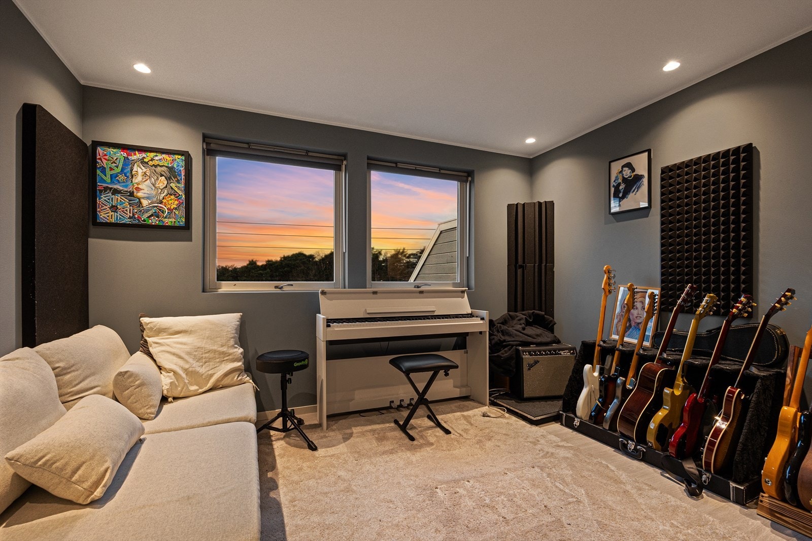 Det andre soverommet er i dag innredet som et kreativt musikkrom, men fungerer like godt som et hyggelig soverom med god plass til seng og oppbevaring. Galleribilde