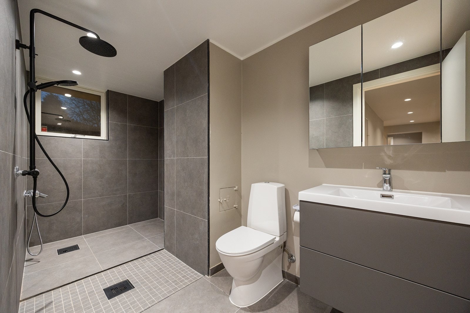 Det andre badet er utført i samme lekre stil, og er i tillegg utstyrt med opplegg for badekar. Galleribilde