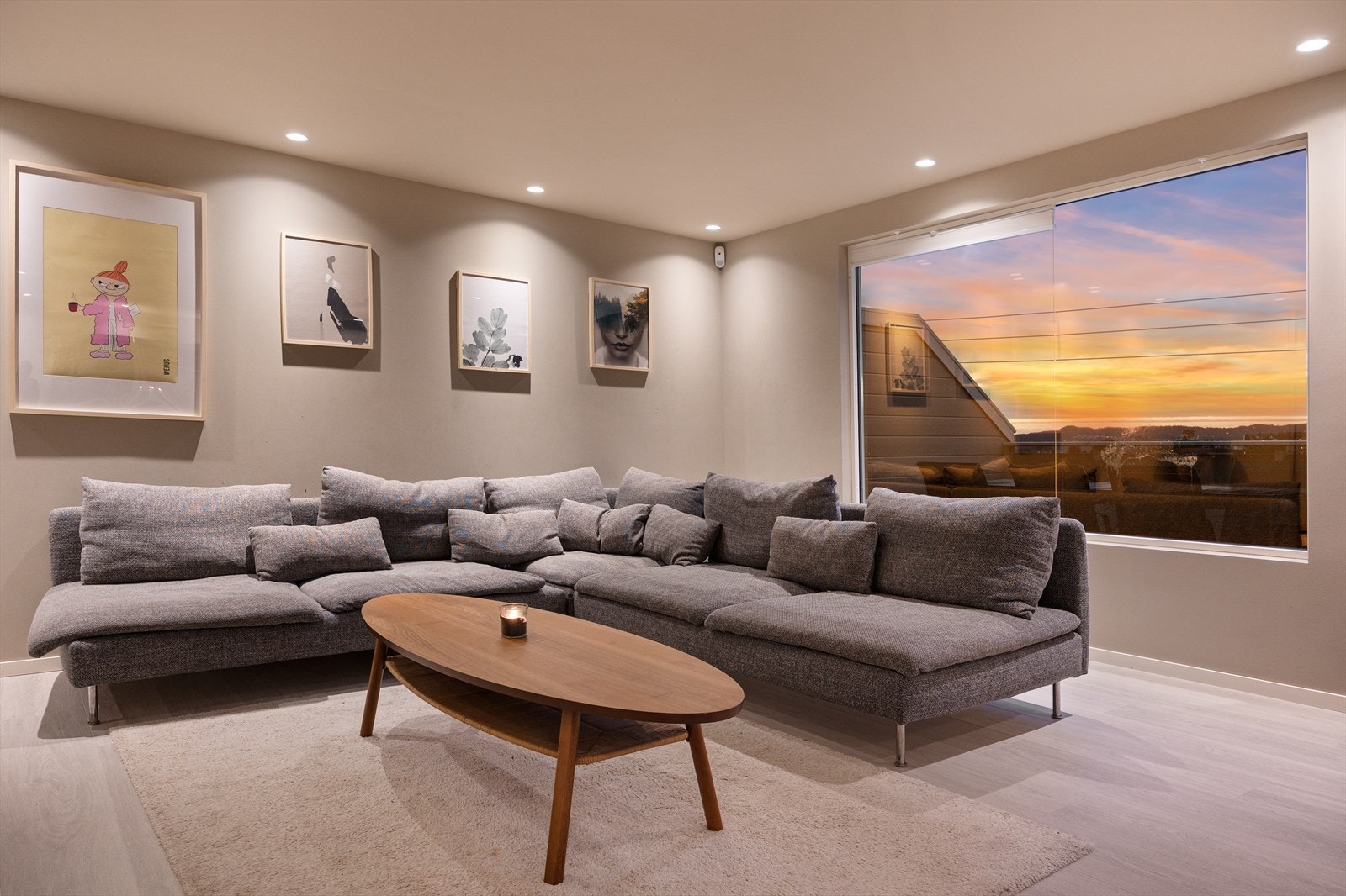 Fra trappen ledes man inn til en stor og luftig stue med store vindusflater som slipper inn rikelig med naturlig lys. Galleribilde