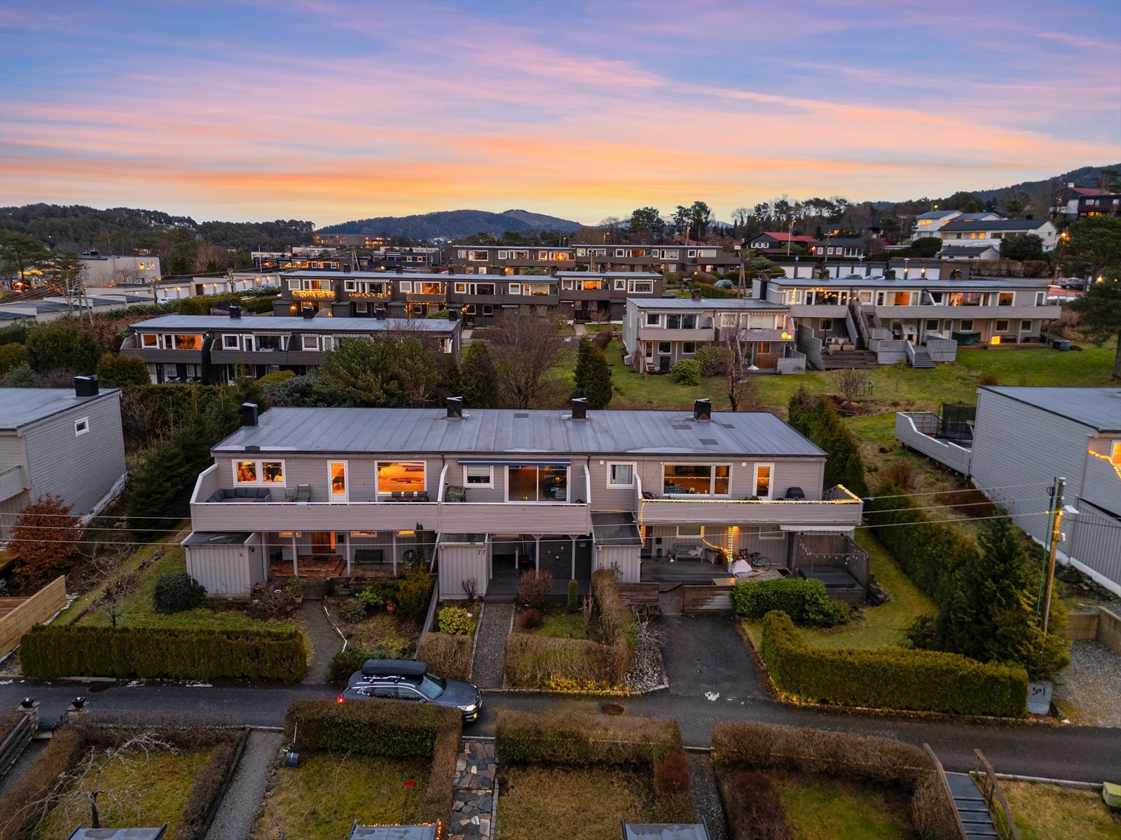 Boligen har en attraktiv beliggenhet i et populært og barnevennlig boligområde i Åsane, med kort vei til det meste en måtte trenge i hverdagen. Galleribilde
