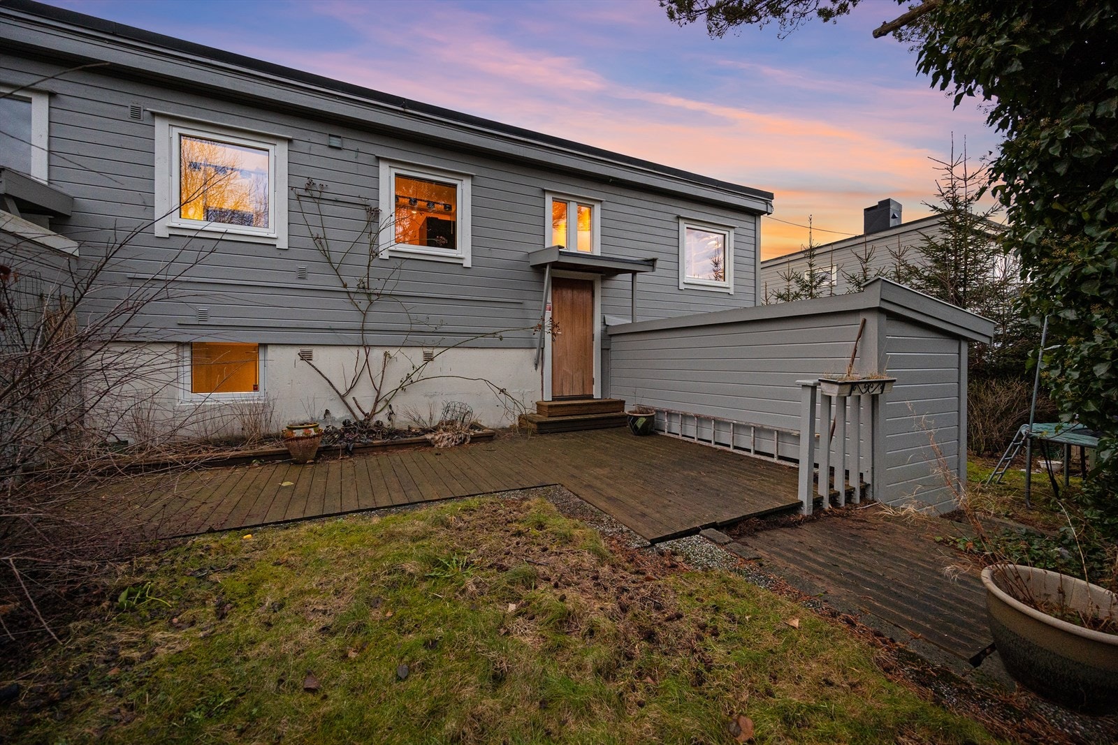 Bakgården har en solrik terrasse og en hyggelig hageflekk, perfekt for utemøbler og avslapning i sommerhalvåret. Galleribilde
