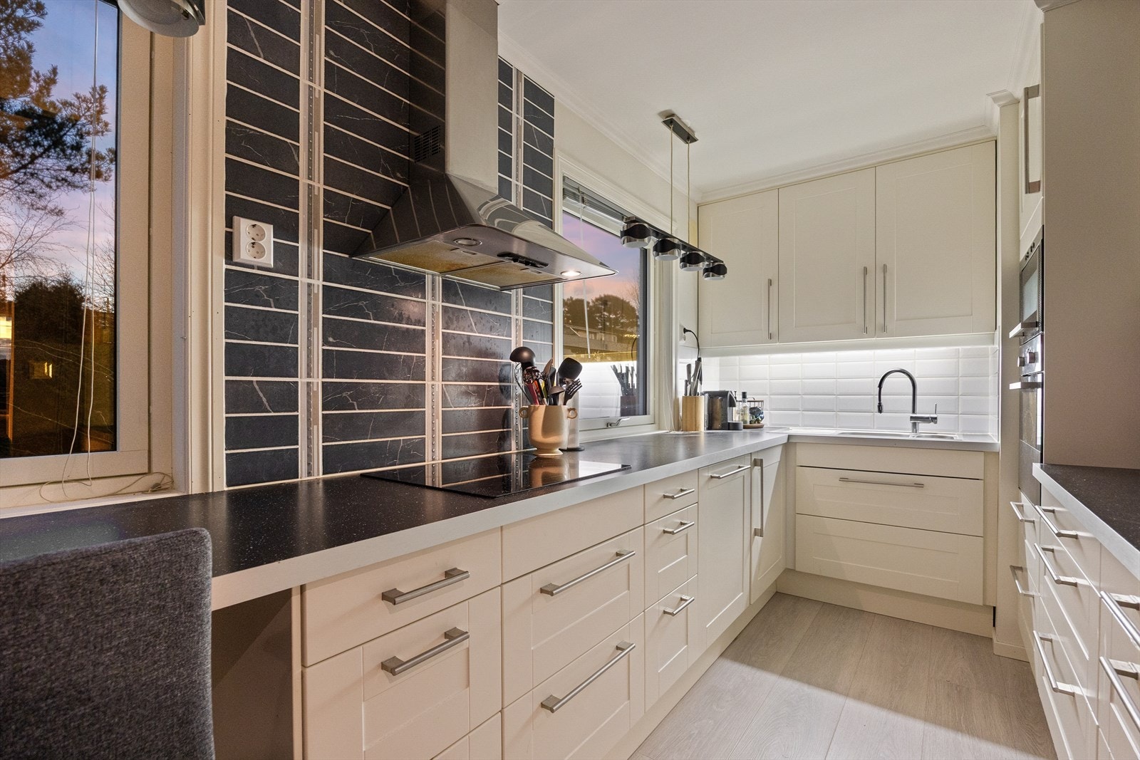 Kjøkkenet byr på rikelig med arbeidsflate og gode oppbevaringsløsninger. Galleribilde