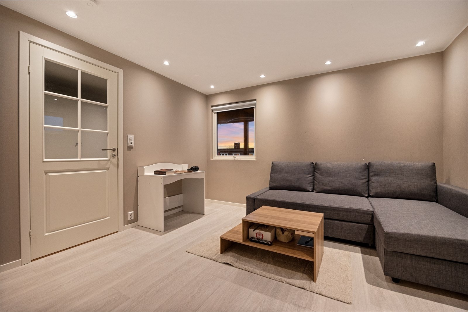 I 1.etasje finner man en hyggelig kjellerstue som egner seg utmerket som en rolig sone for avslapning og rekreasjon. Galleribilde