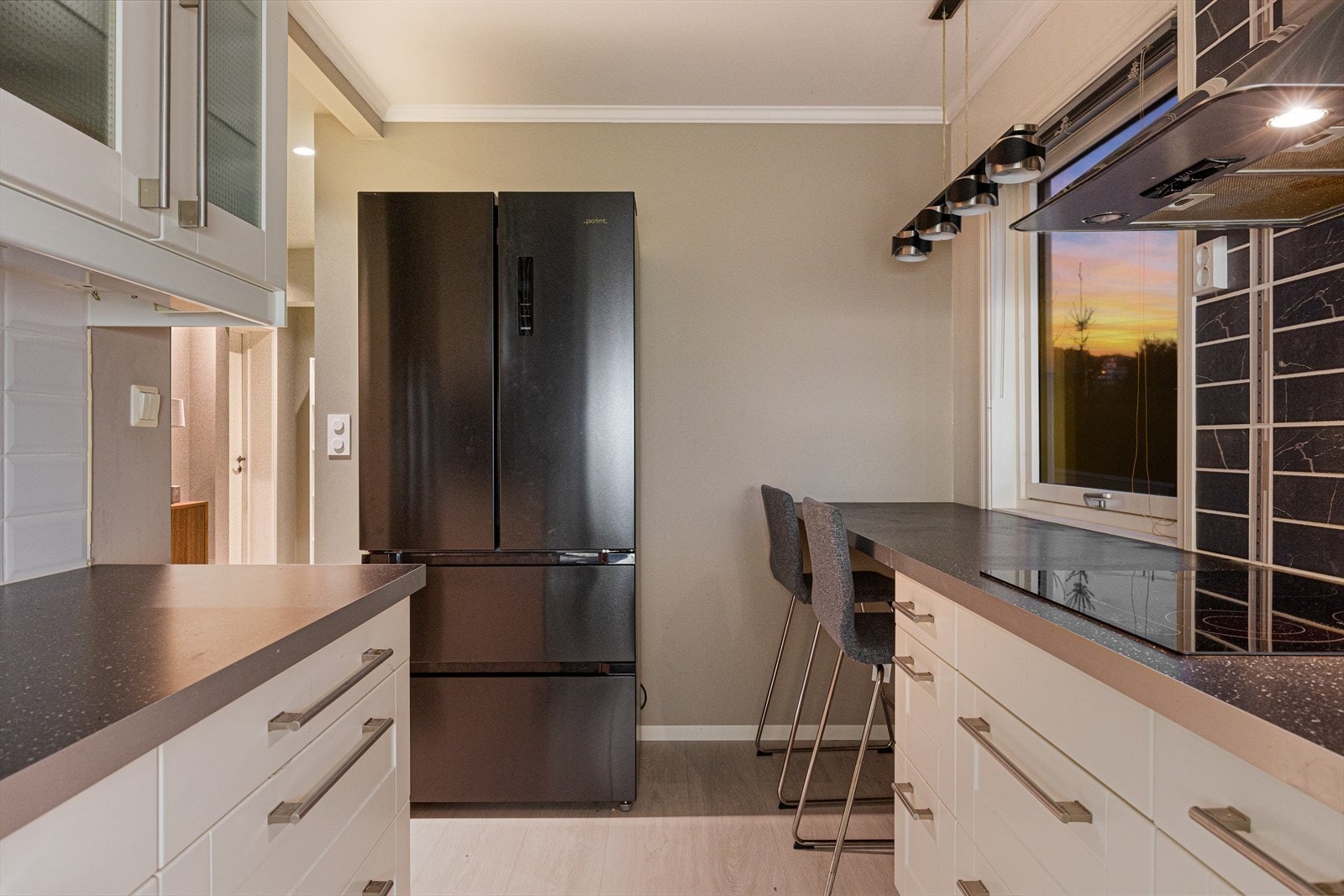 Av integrerte hvitevarer finner du stekeovn, oppvaskmaskin og platetopp. Galleribilde