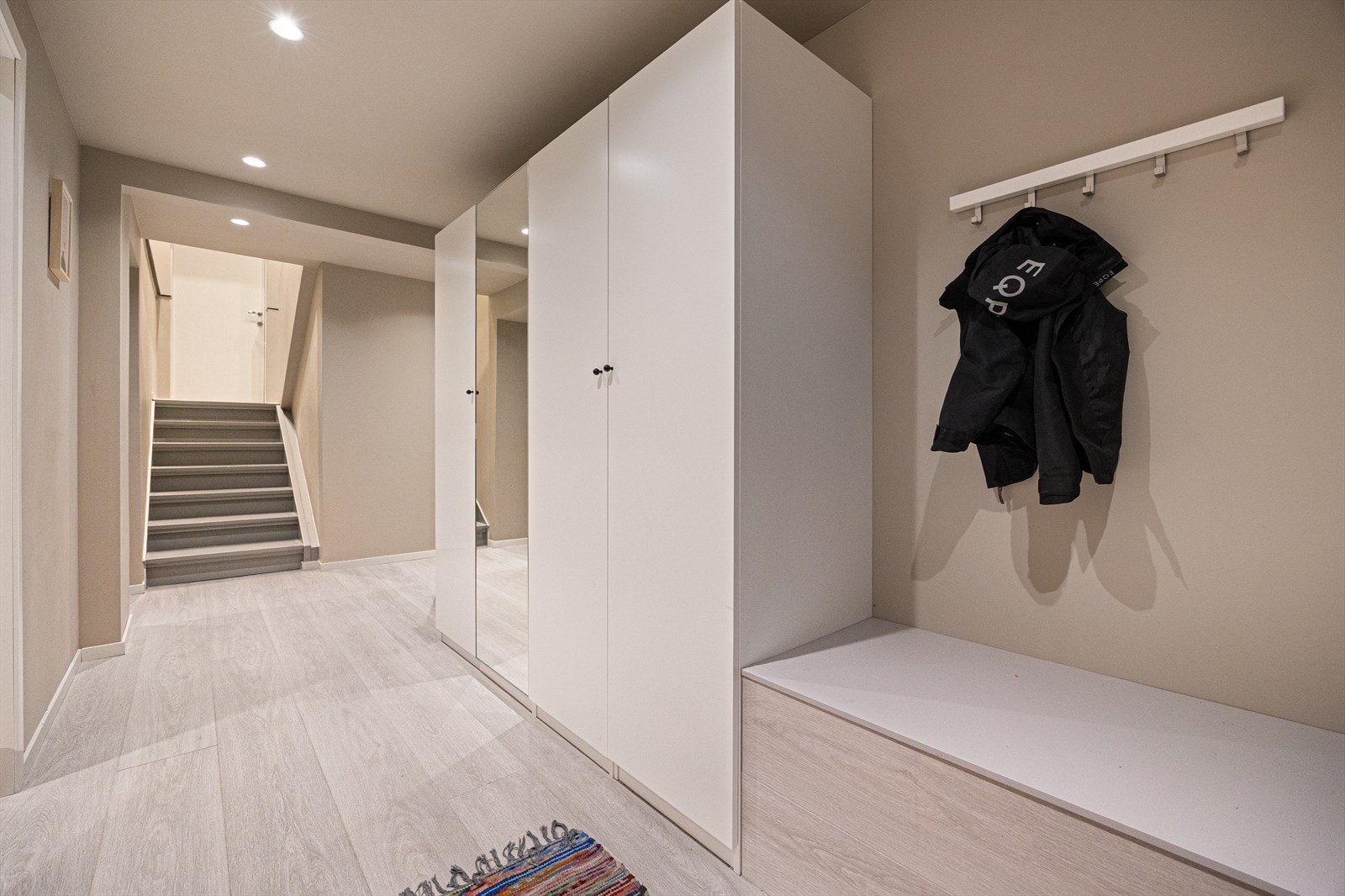 Boligens entré oppleves lys og luftig, med god plass til oppbevaring av sko og yttertøy. Galleribilde