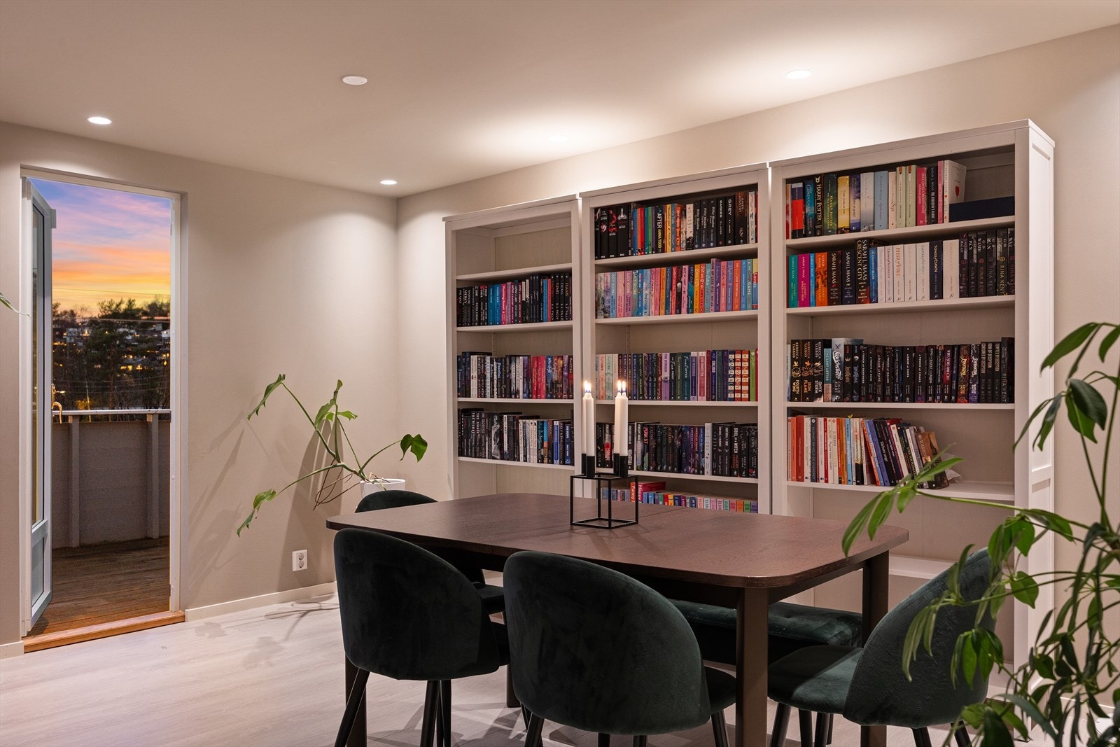 Her ligger alt til rette for å samle familie og venner til hyggelige måltider i romslige omgivelser. Galleribilde