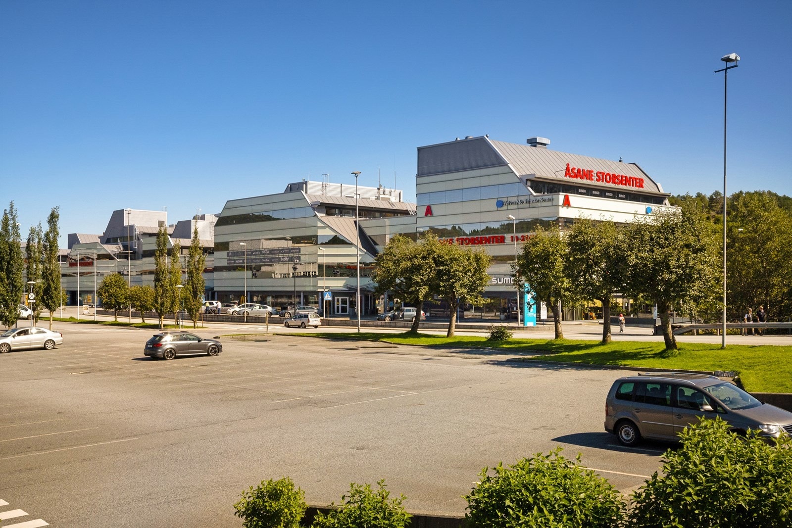 For et utvidet servicetilbud kan man enten gå eller ta en kort kjøretur til Åsanes brede utvalg av kjøpesentre som Åsane Storsenter, Horisont, Gullgruven, IKEA m.m. Galleribilde