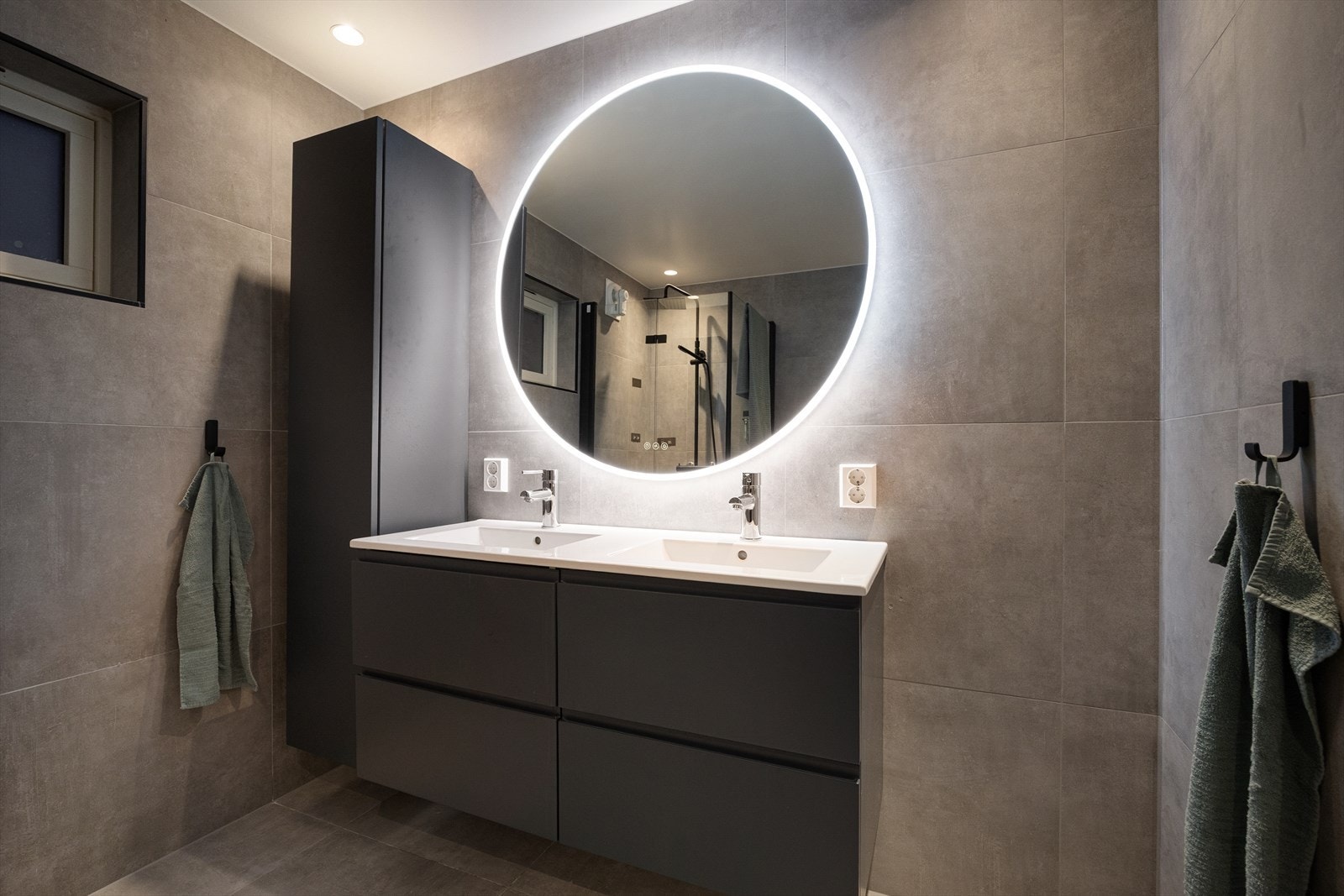 Eksklusivt bad på ca. 5,5 m² med lekker, moderne utførelse. Galleribilde