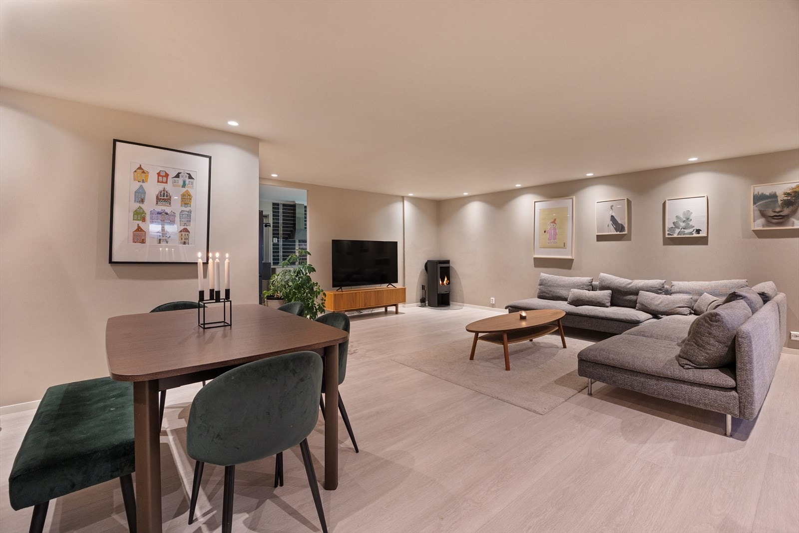 Den generøse størrelsen gir svært gode møbleringsmuligheter, med plass til både romslig sofagruppe og spisebord. Galleribilde