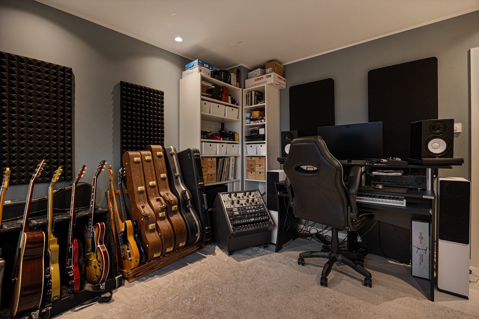 Et inspirerende rom som fungerer ypperlig som musikk- og hobbyrom, med et personlig preg og gode muligheter for kreativ utfoldelse. Galleribilde