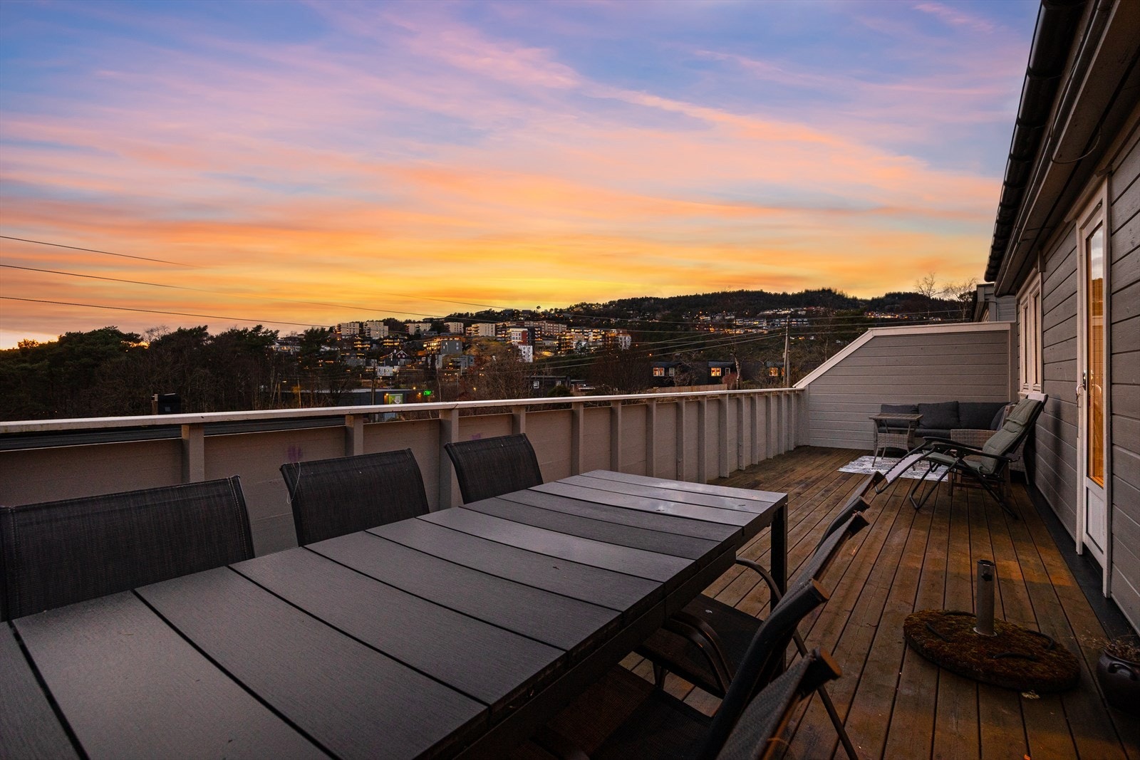 Fra oppholdsrommet er det utgang til en herlig vestvendt og solrik altan. Galleribilde