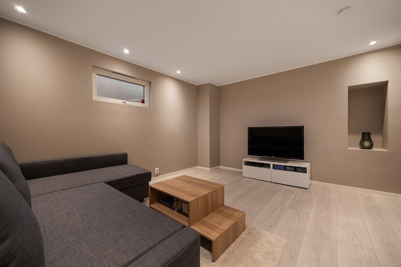 En fleksibel og innbydende kjellerstue med god romfølelse og varierte bruksmuligheter. Galleribilde